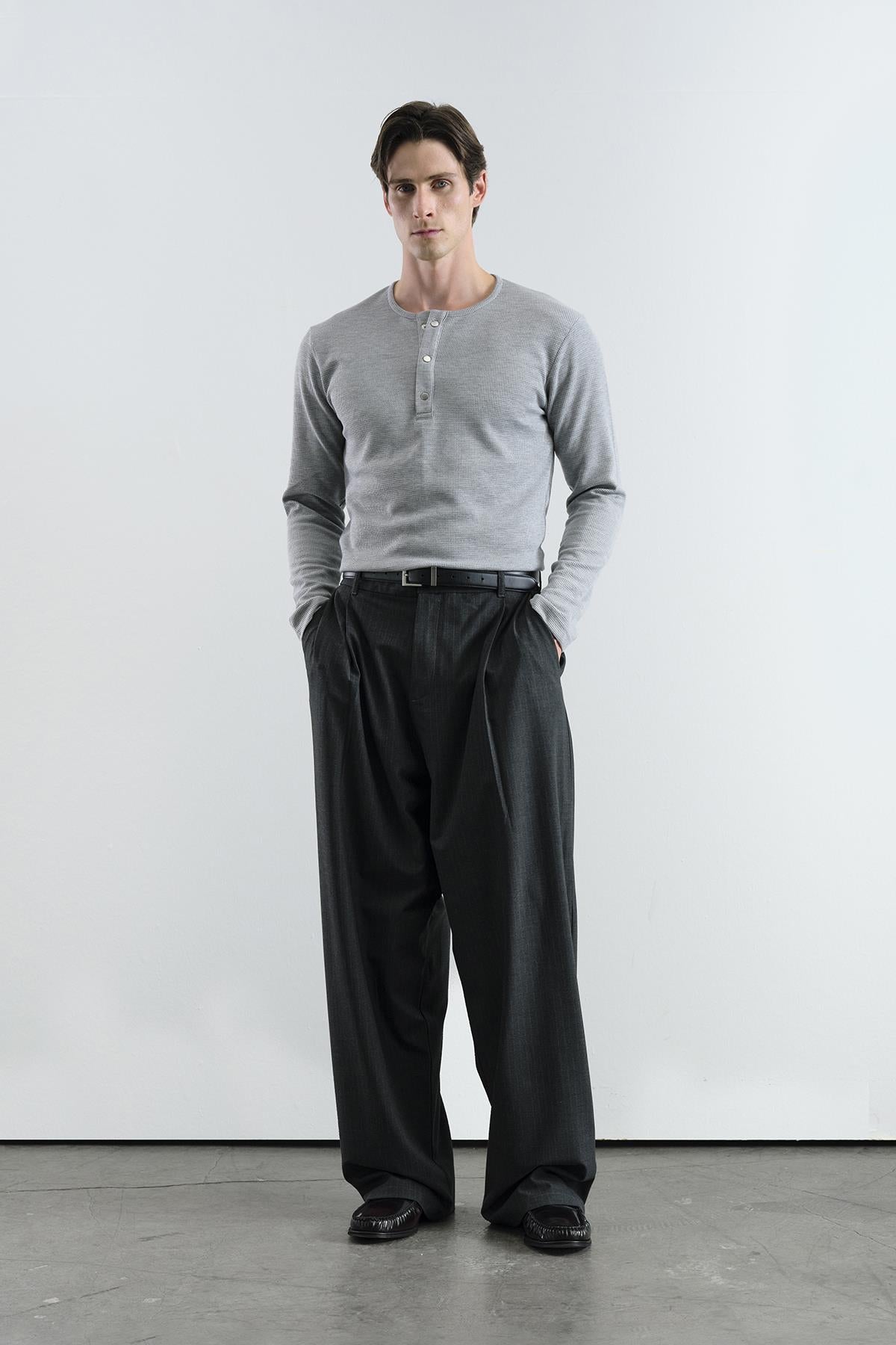 ÇİZGİLİ KLASİK PİLİLİ SİYAH PANTOLON