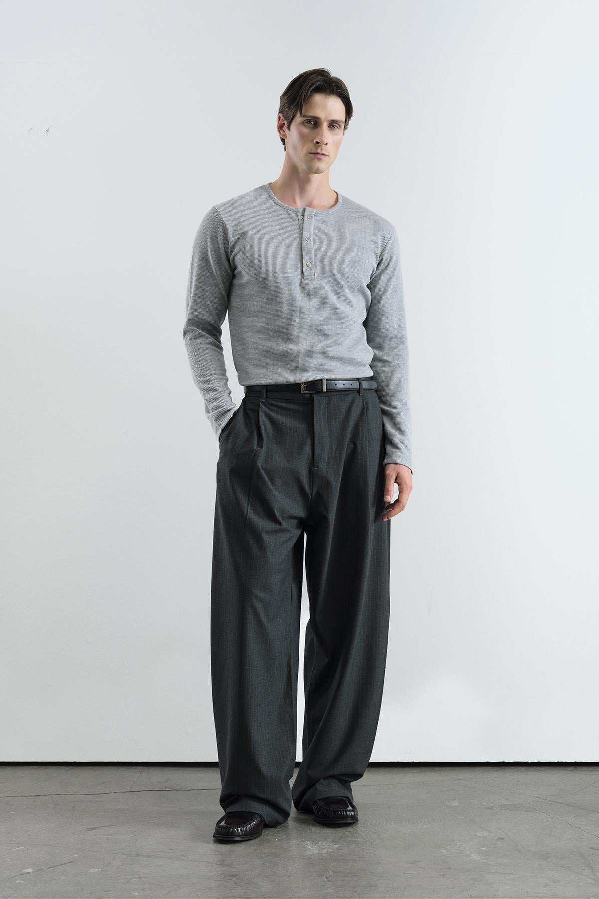 ÇİZGİLİ KLASİK PİLİLİ SİYAH PANTOLON