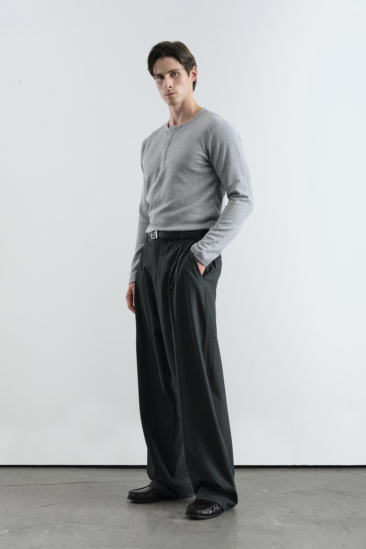 ÇİZGİLİ KLASİK PİLİLİ SİYAH PANTOLON