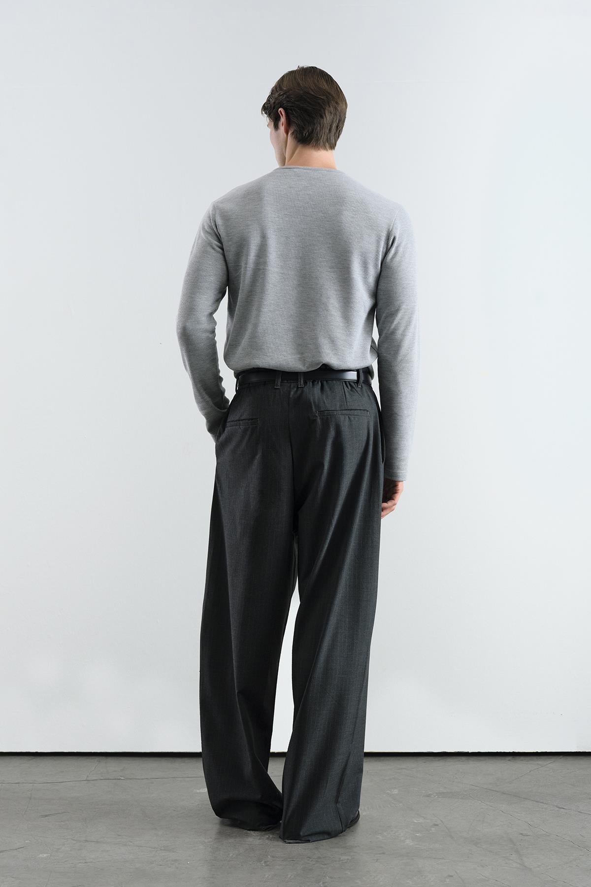 ÇİZGİLİ KLASİK PİLİLİ SİYAH PANTOLON