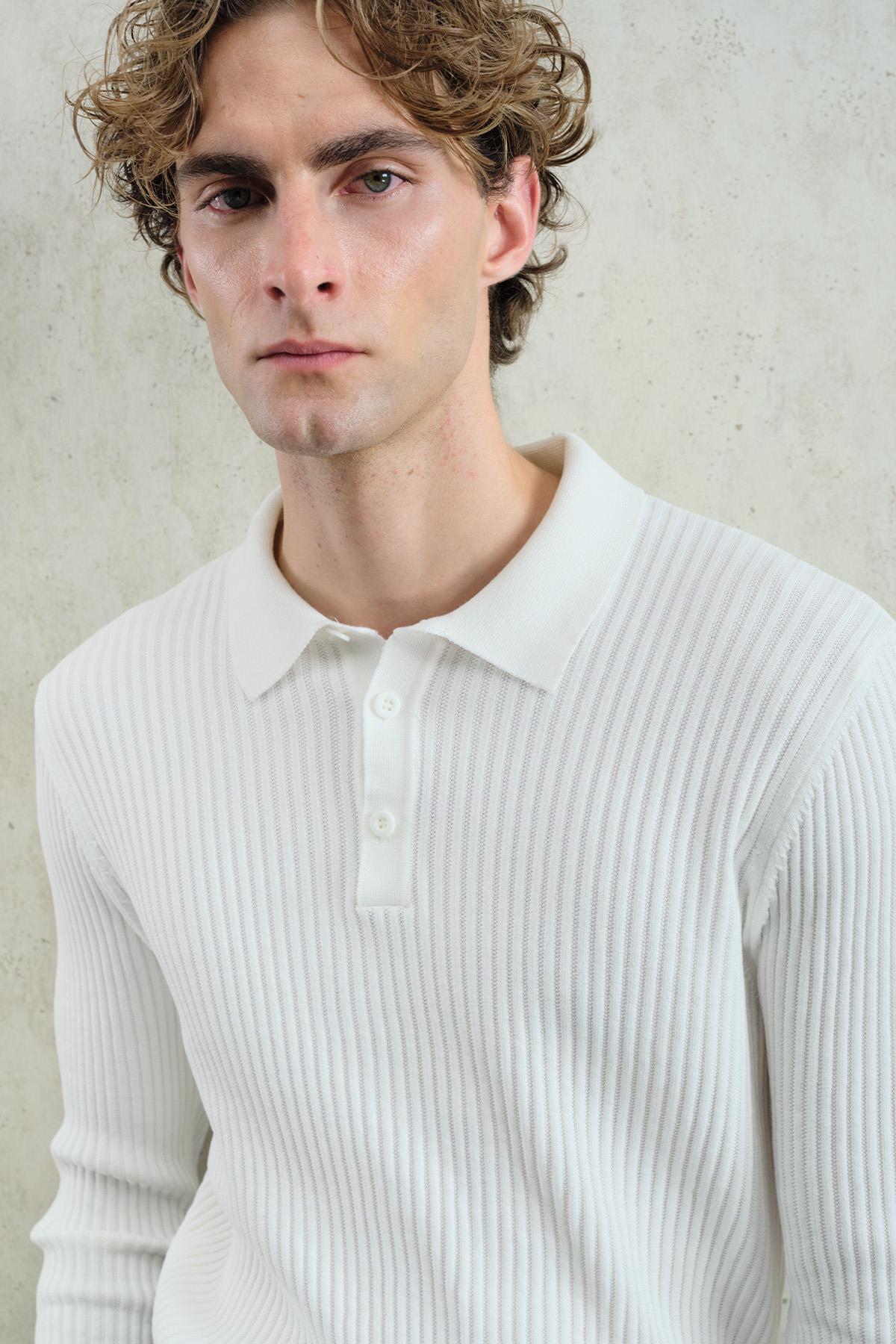 DAR KESİM DÜĞMELİ BEYAZ POLO YAKA TRİKO