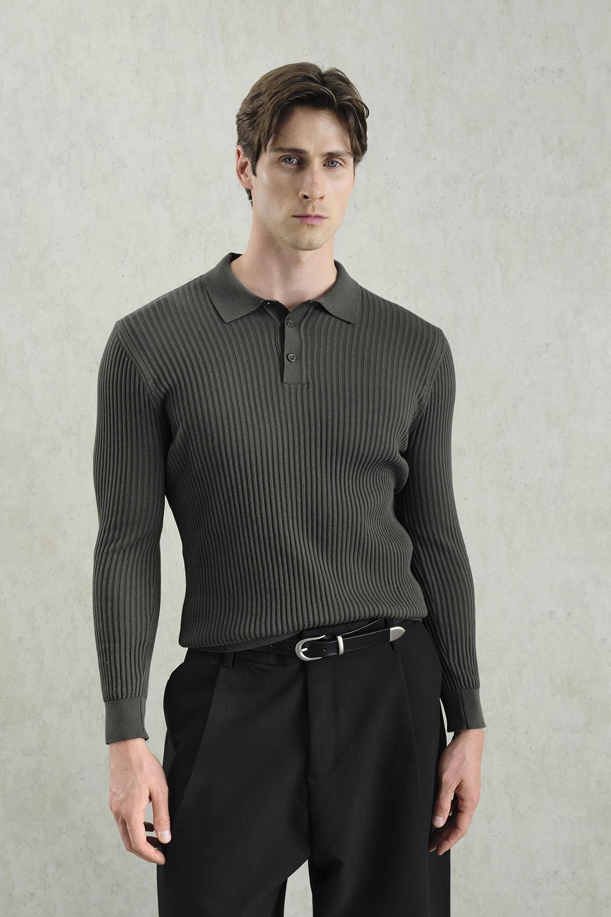 DAR KESİM DÜĞMELİ HAKİ POLO YAKA TRİKO