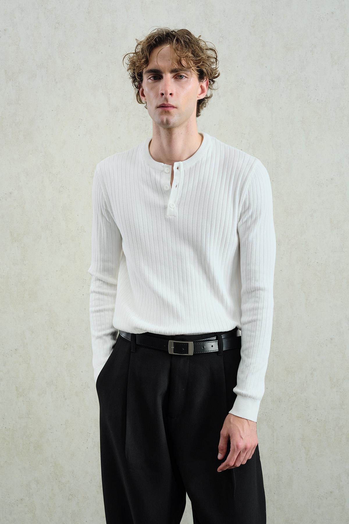 DAR KESİM DÜĞMELİ BEYAZ TRİKO