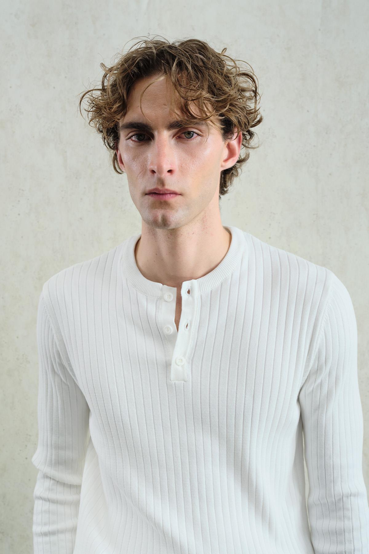 DAR KESİM DÜĞMELİ BEYAZ TRİKO