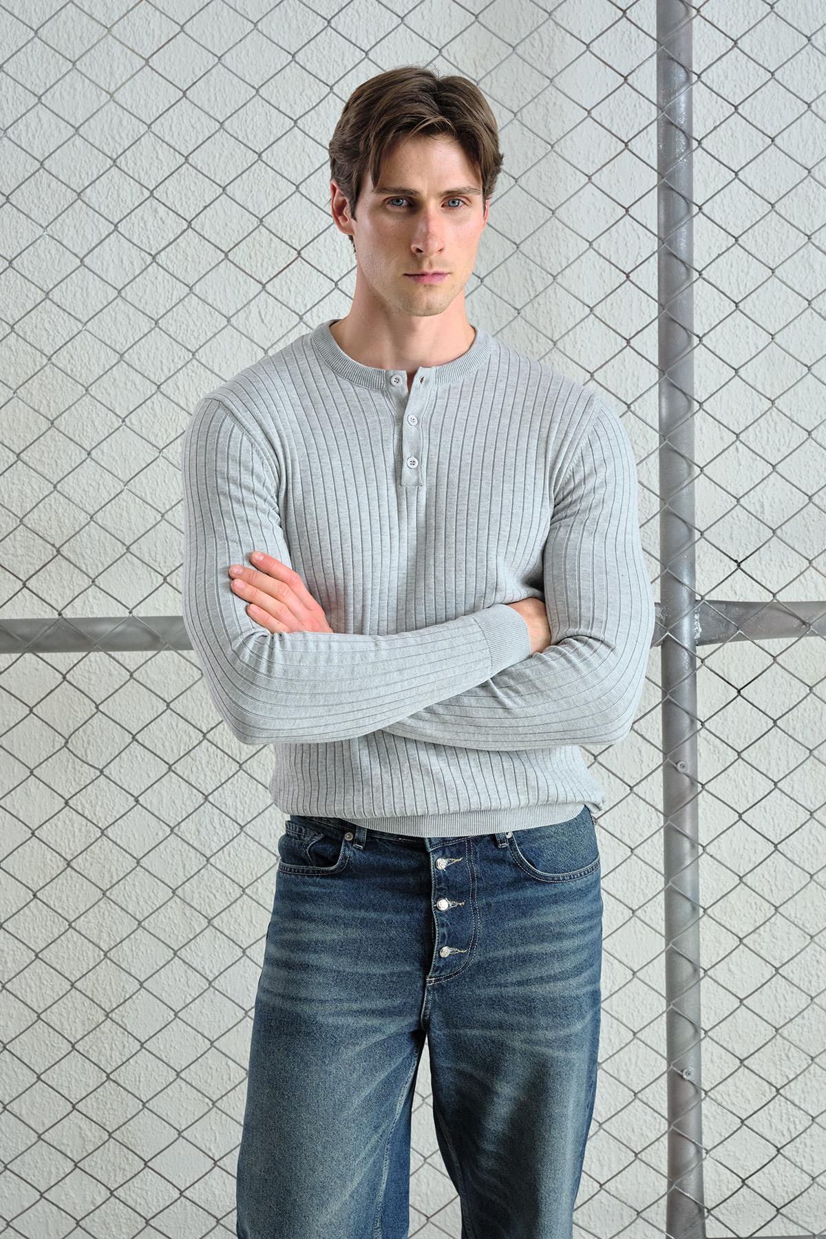 DAR KESİM DÜĞMELİ GRİ TRİKO