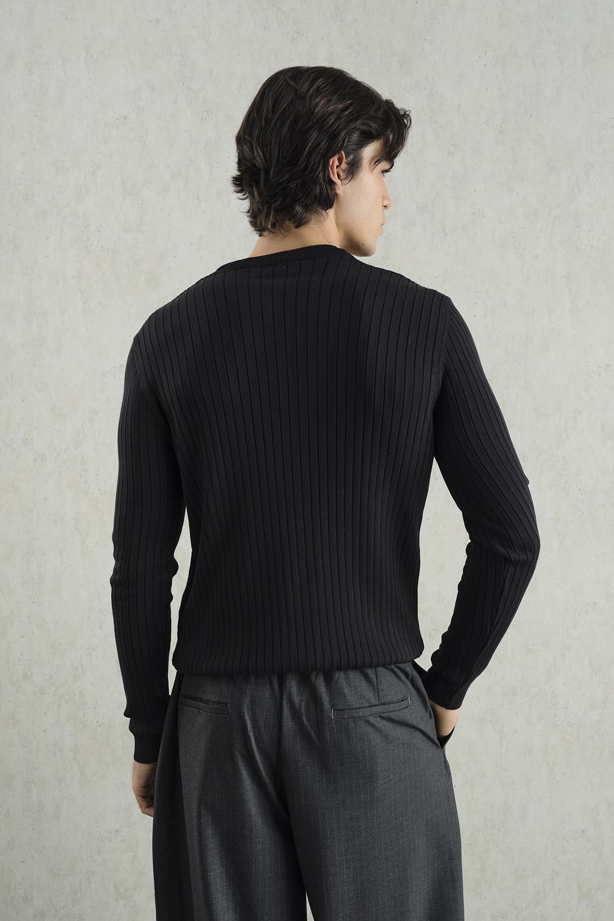 DAR KESİM DÜĞMELİ SİYAH TRİKO