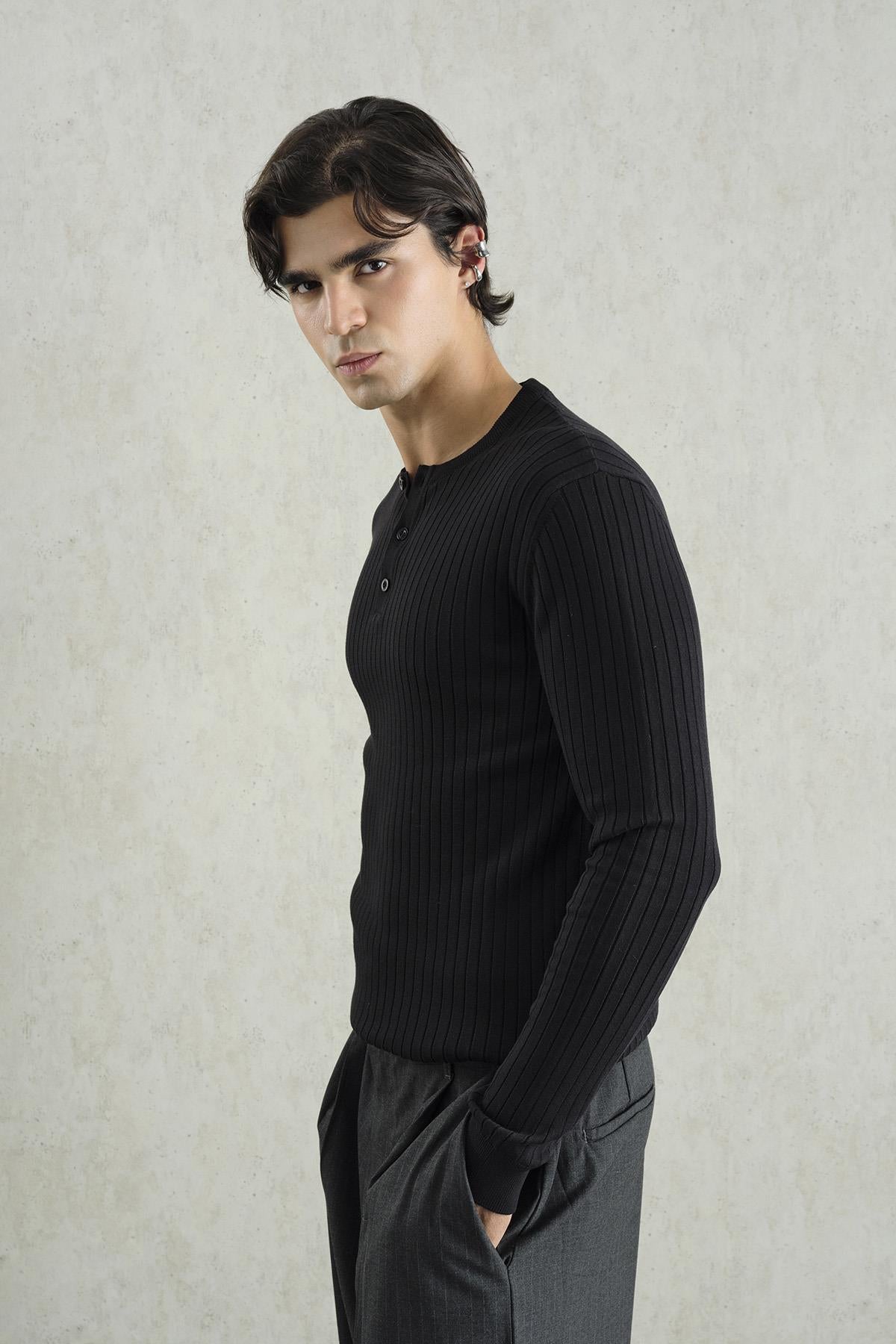 DAR KESİM DÜĞMELİ SİYAH TRİKO