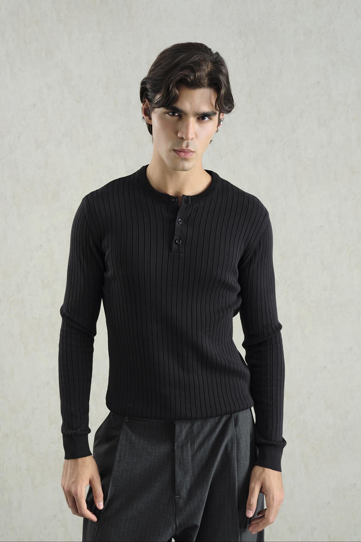 DAR KESİM DÜĞMELİ SİYAH TRİKO