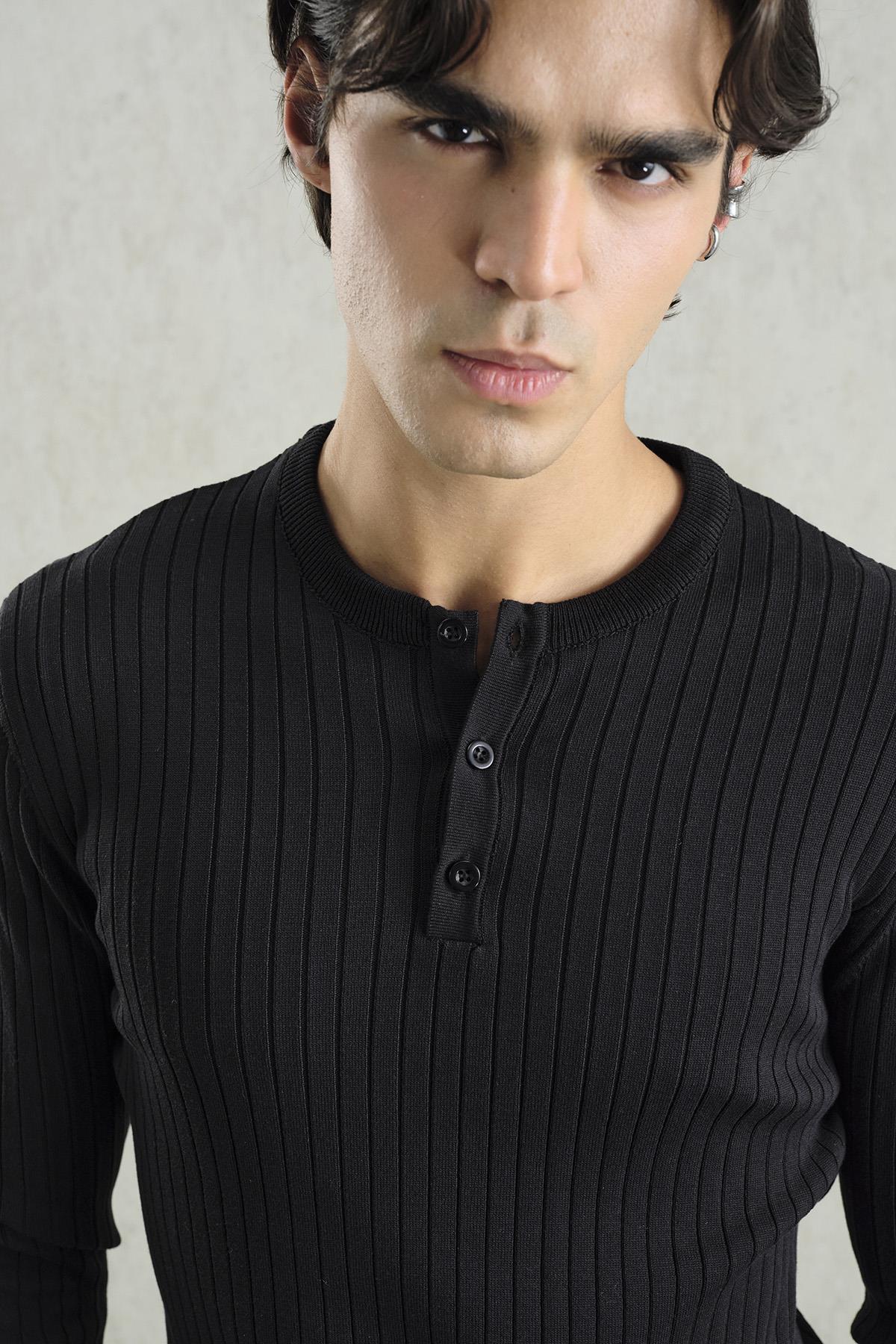 DAR KESİM DÜĞMELİ SİYAH TRİKO