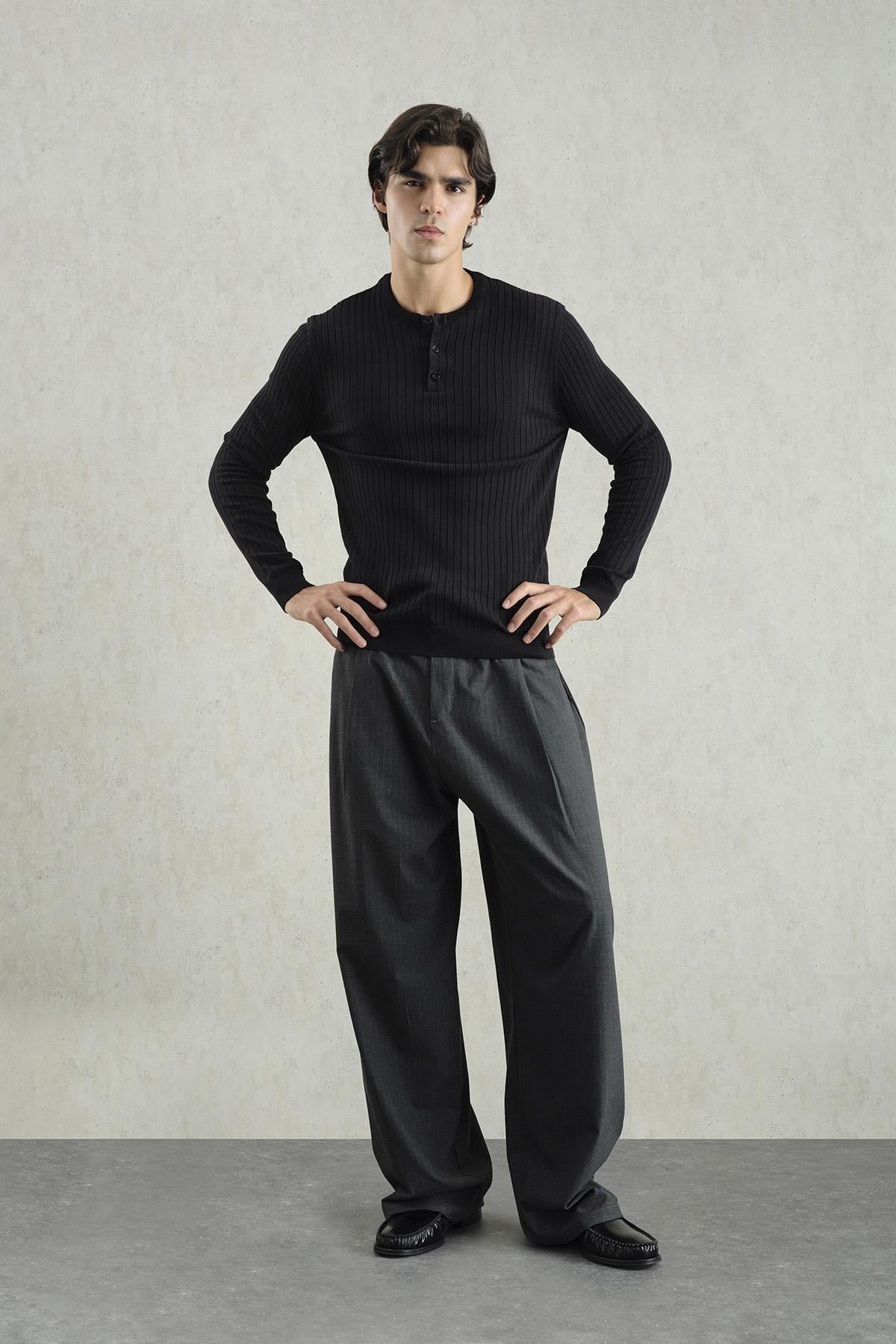 DAR KESİM DÜĞMELİ SİYAH TRİKO