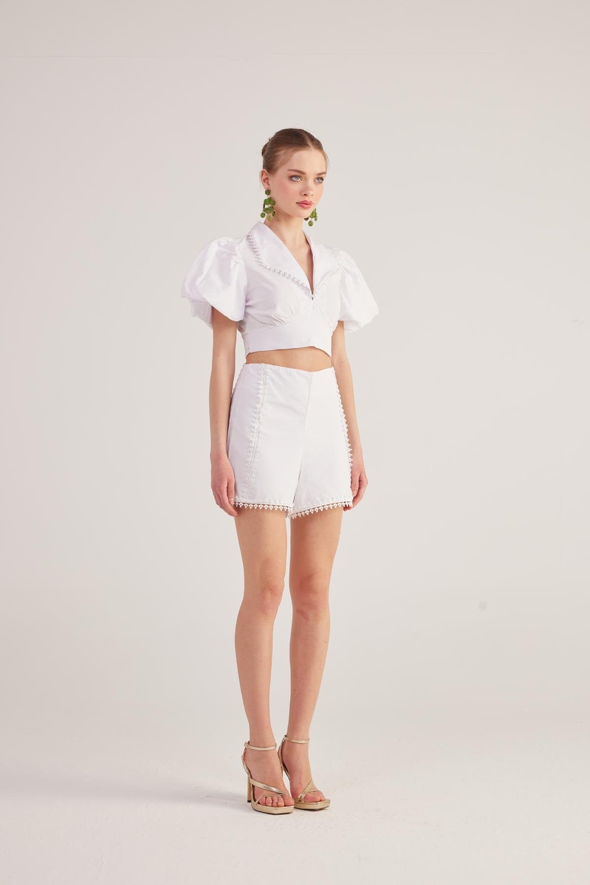 Brode Detaylı, Balon Kollu, Kuşaklı Fairy Gömlek Beyaz