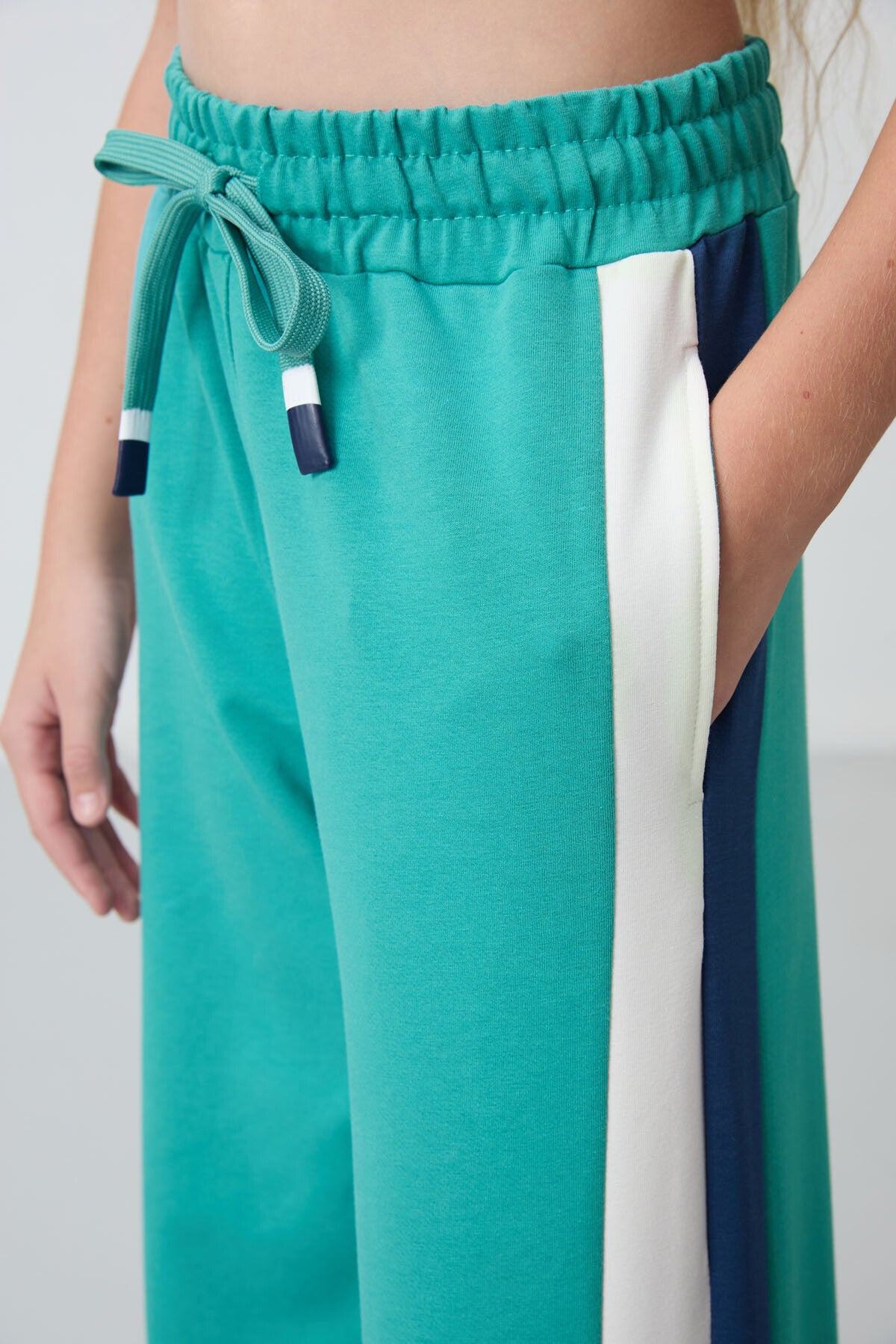 Deniz Yeşil Yırtmaç Detaylı Cepli Geniş Paça Kız Çocuk Eşofman Alt - 75141