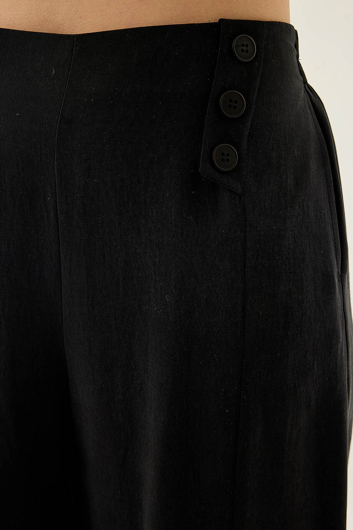 Düğme Detaylı Beli Lastikli Pantolon