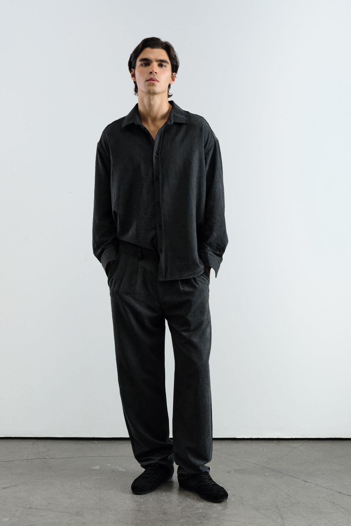 EFEKTLİ MODAL SİYAH GÖMLEK