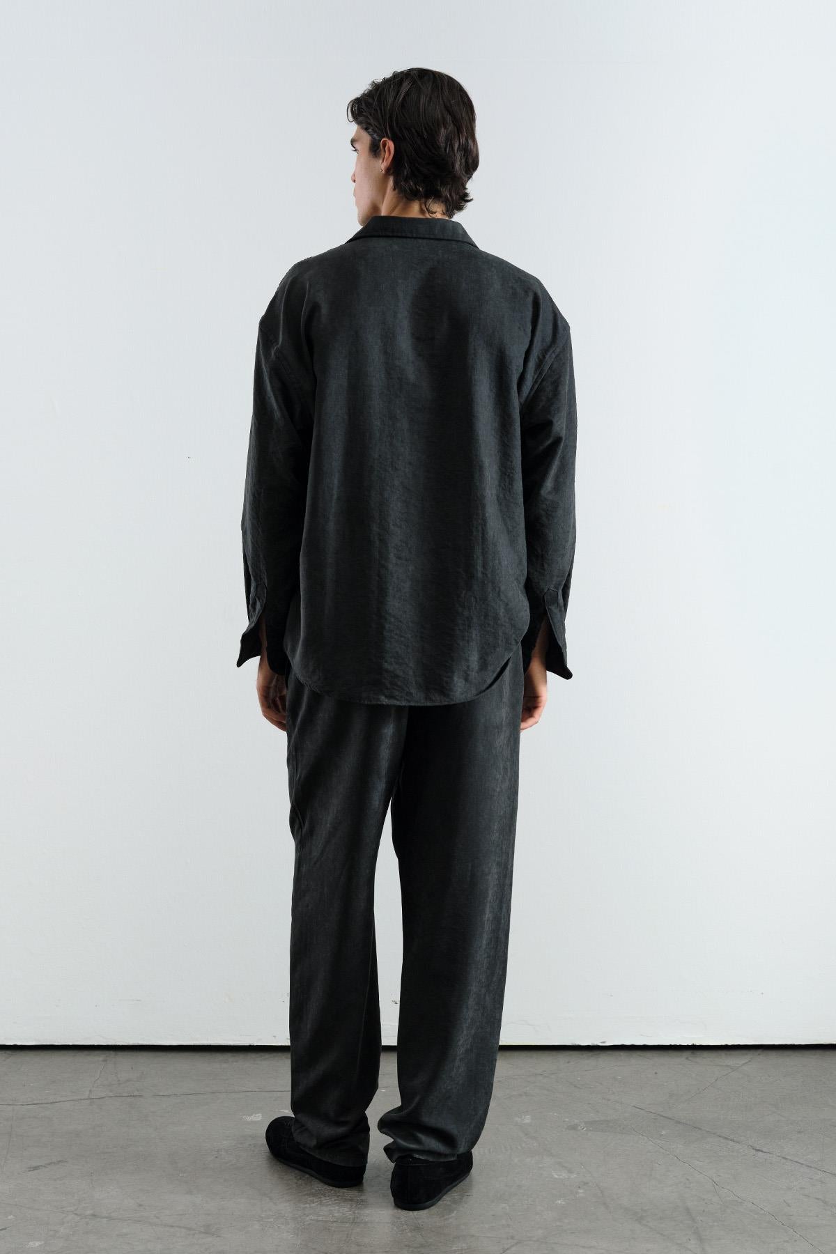 EFEKTLİ MODAL SİYAH GÖMLEK