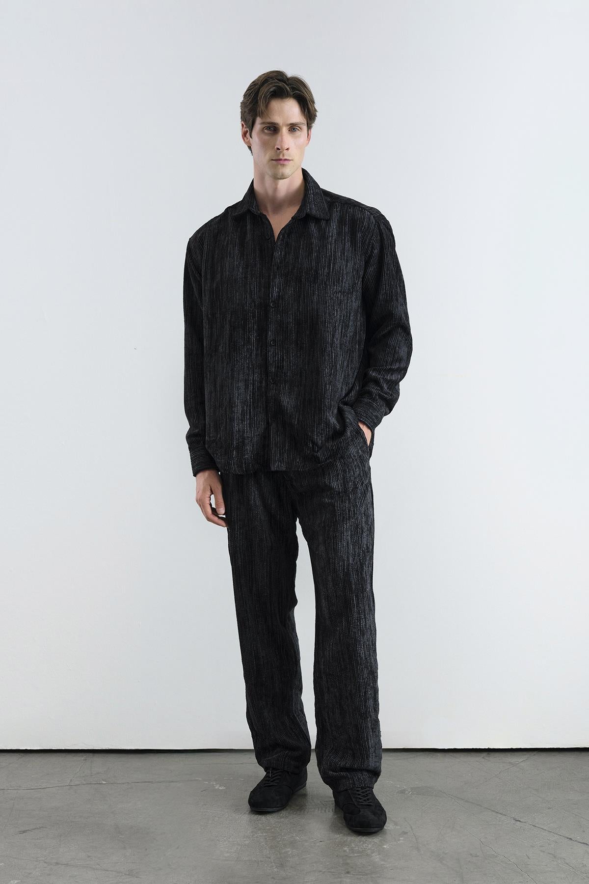 EFEKTLİ PİLİLİ KADİFE SİYAH PANTOLON