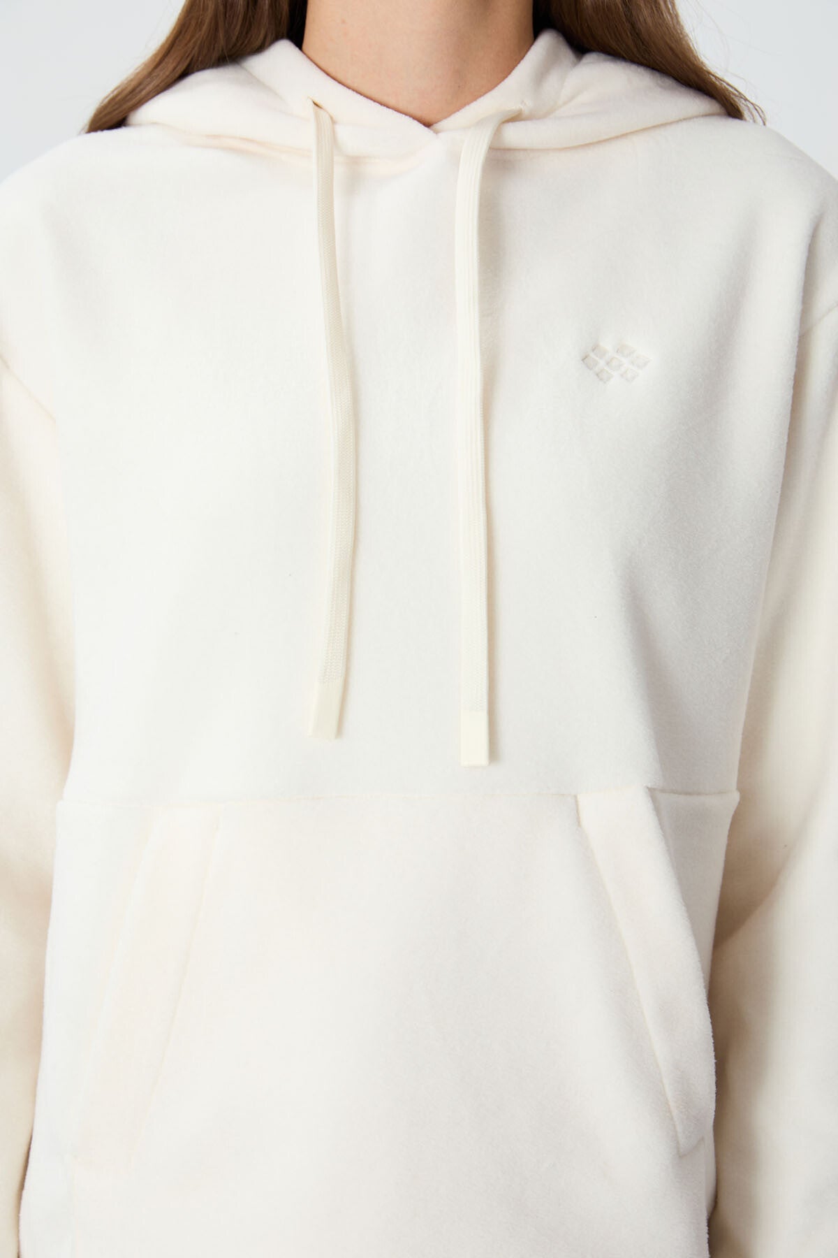 Ekru Kalın Yumuşak Dokulu Kapüşonlu Oversize Nakışlı Polar Kadın Sweatshirt - 97292