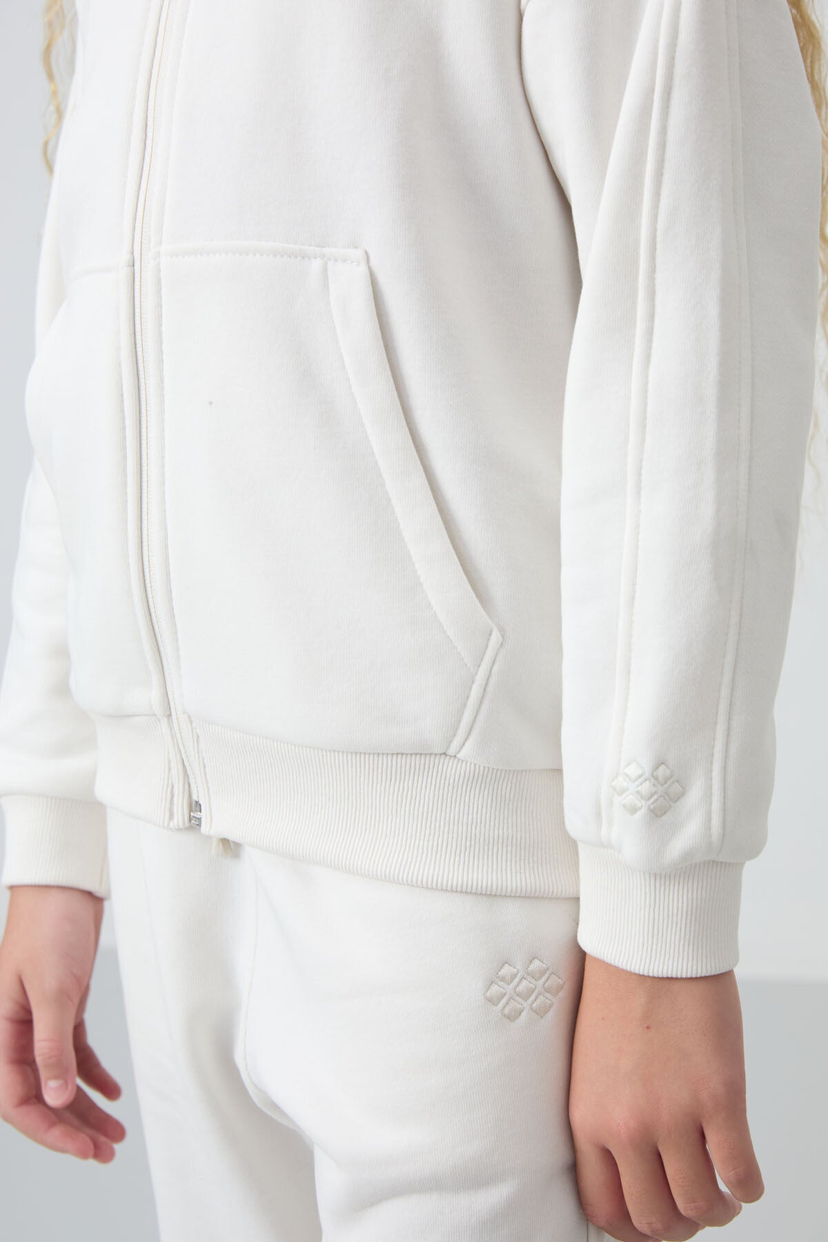 Ekru Pamuklu İçi Tüylü Yumuşak Dokulu Standart Fit Nakışlı Kız Çocuk Eşofman Takım - 75148