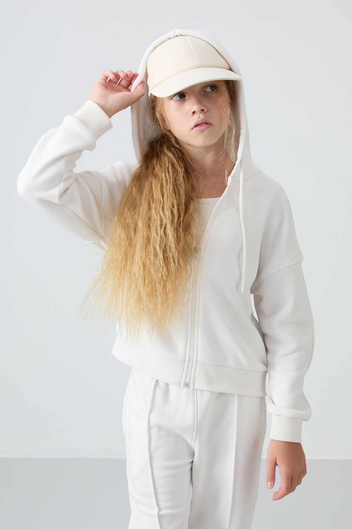 Ekru Pamuklu İçi Tüylü Yumuşak Dokulu Standart Fit Nakışlı Kız Çocuk Eşofman Takım - 75161