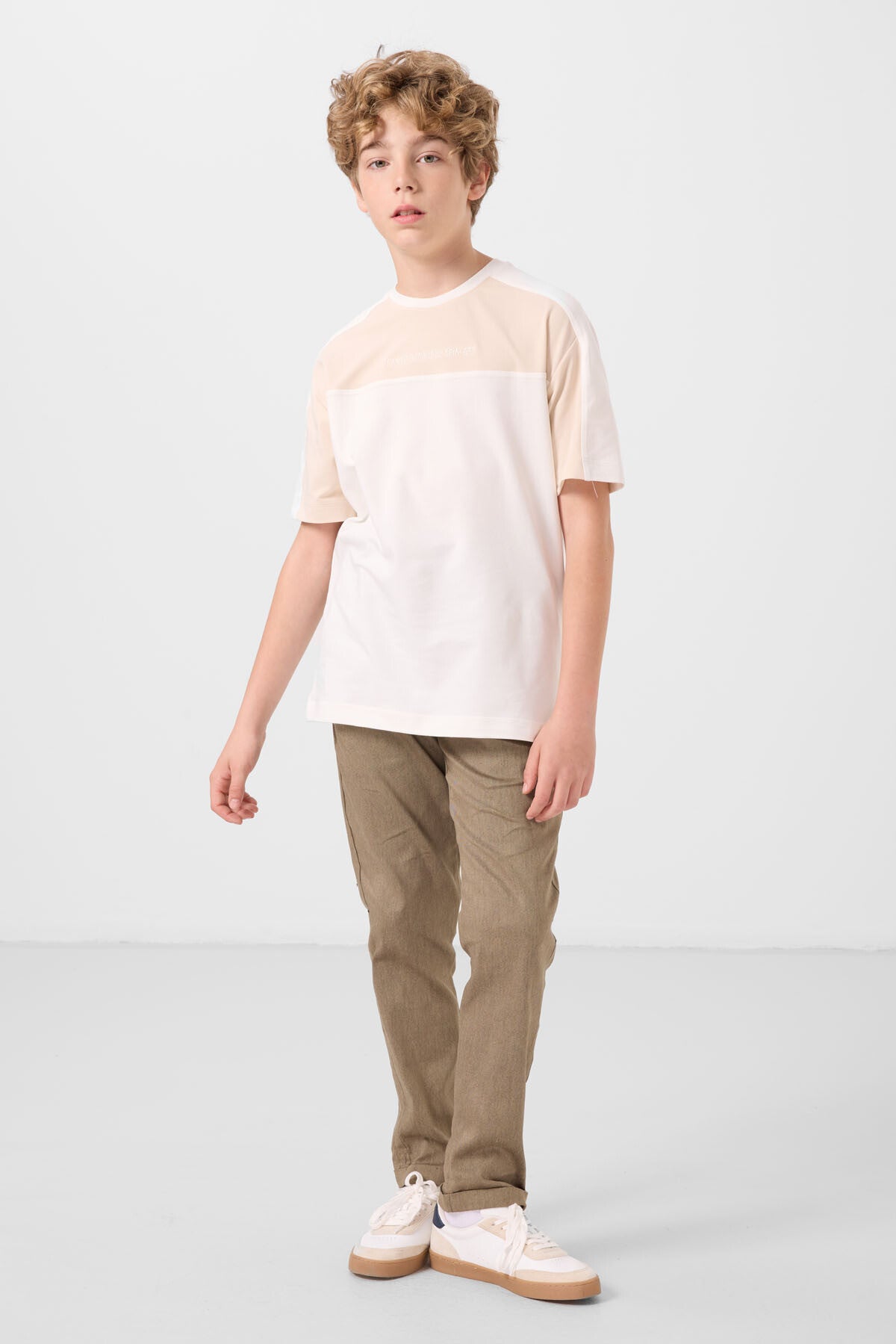 Ekru Pamuklu Yumuşak Dokulu Oversize Fit Nakışlı Erkek Çocuk T-Shirt - 11290