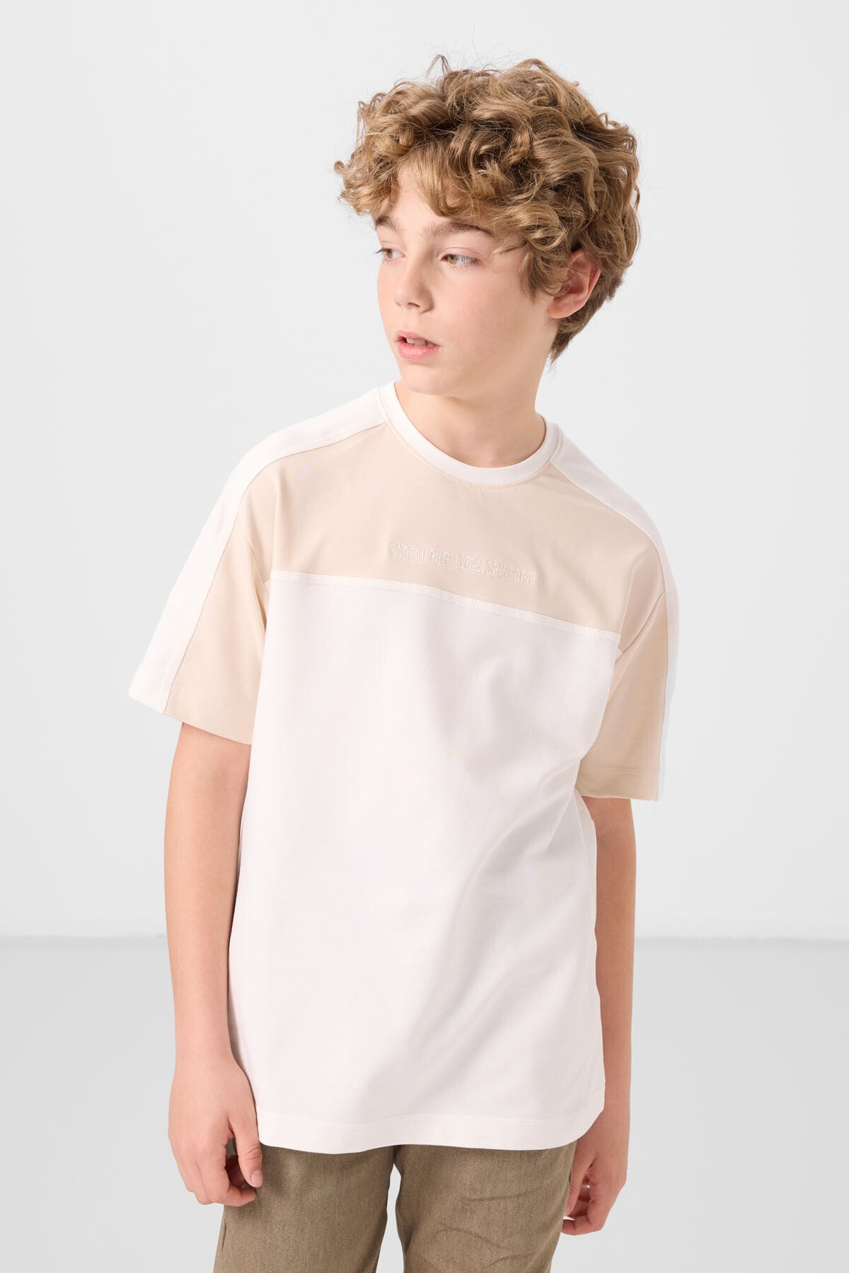 Ekru Pamuklu Yumuşak Dokulu Oversize Fit Nakışlı Erkek Çocuk T-Shirt - 11290