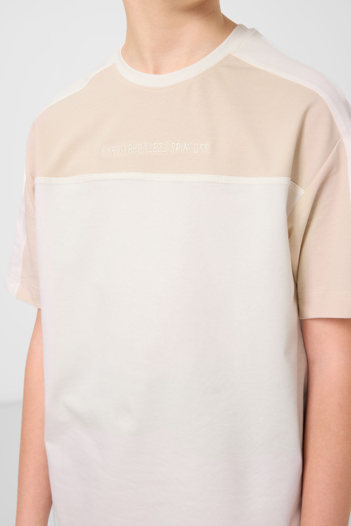 Ekru Pamuklu Yumuşak Dokulu Oversize Fit Nakışlı Erkek Çocuk T-Shirt - 11290