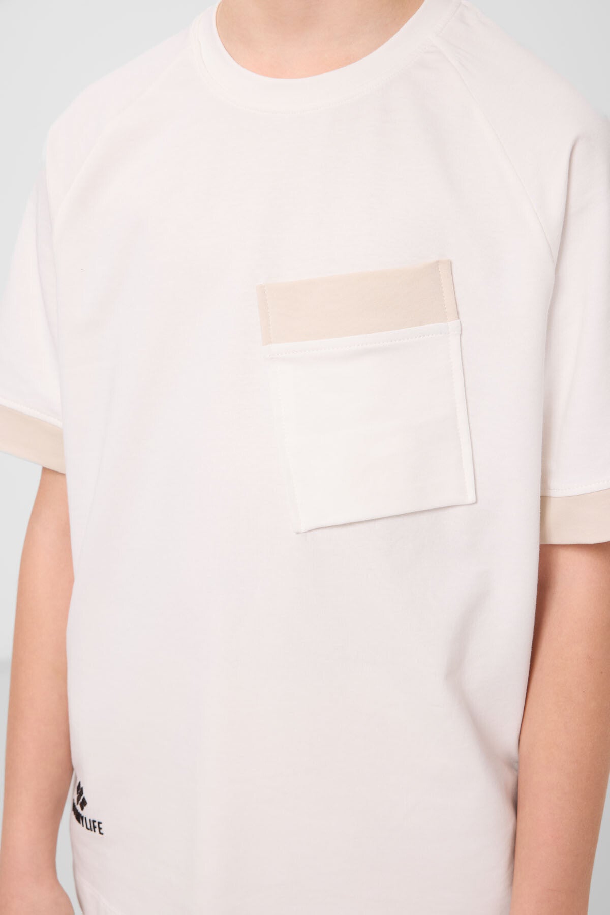 Ekru Pamuklu Yumuşak Dokulu Oversize Cep Detaylı Erkek Çocuk T-Shirt - 11295