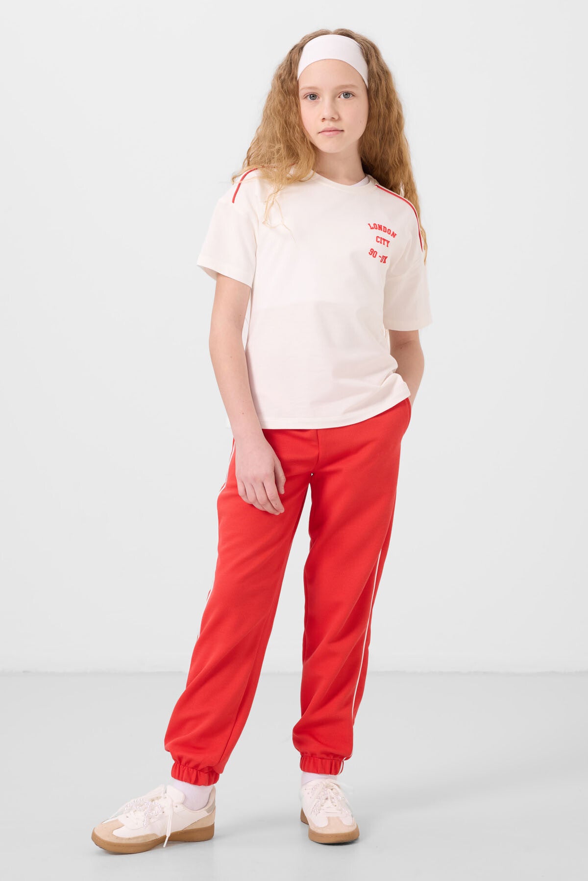 Ekru-Fiesta O Yaka Baskılı Lastik Paçalı Standart Fit Kız Çocuk Eşofman Takım - 75186