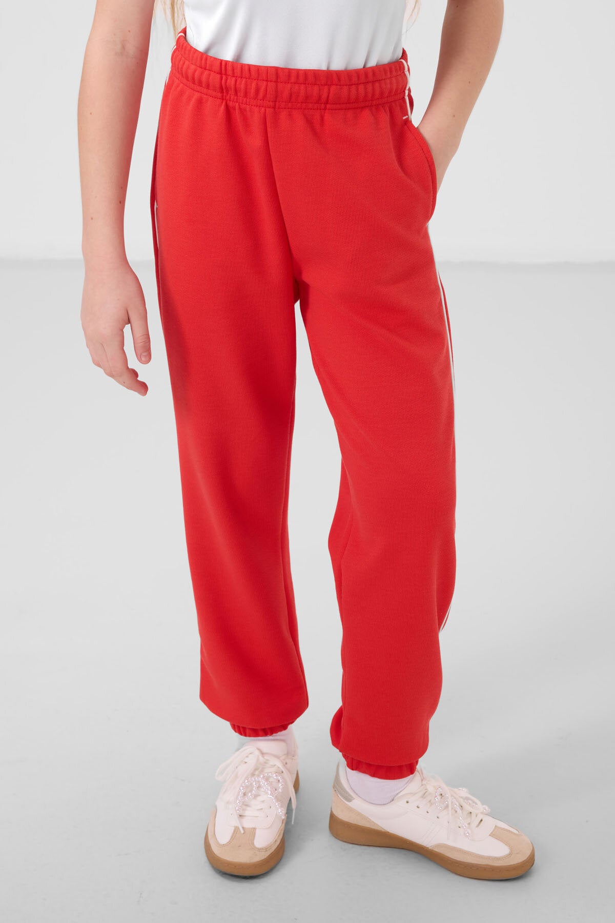 Ekru-Fiesta O Yaka Baskılı Lastik Paçalı Standart Fit Kız Çocuk Eşofman Takım - 75186