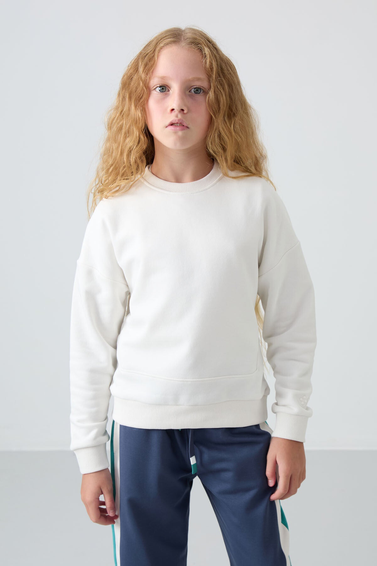 Ekru Pamuklu İçi Tüylü Yumuşak Dokulu Oversize Nakışlı Kız Çocuk Sweatshirt - 75150