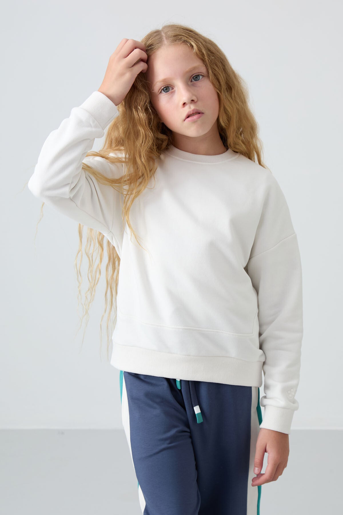 Ekru Pamuklu İçi Tüylü Yumuşak Dokulu Oversize Nakışlı Kız Çocuk Sweatshirt - 75150