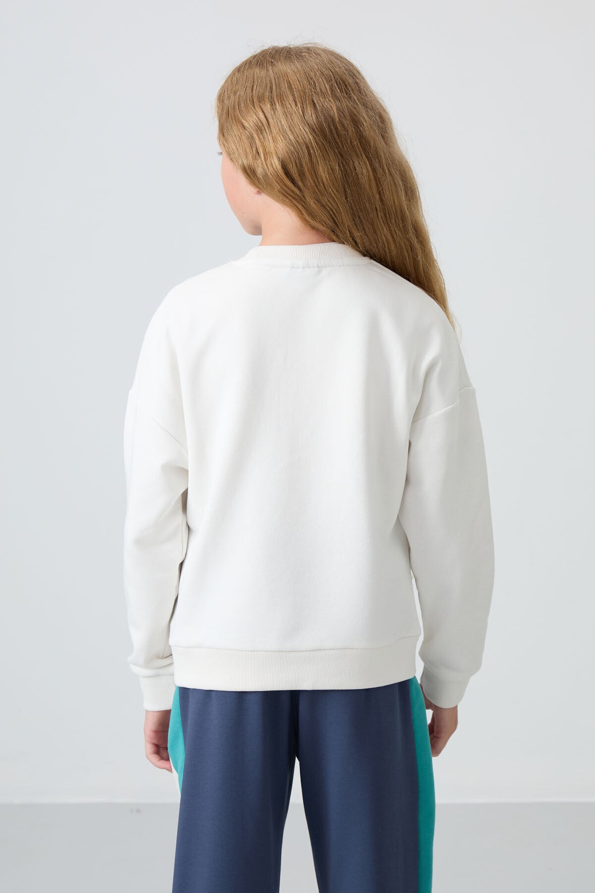Ekru Pamuklu İçi Tüylü Yumuşak Dokulu Oversize Nakışlı Kız Çocuk Sweatshirt - 75150