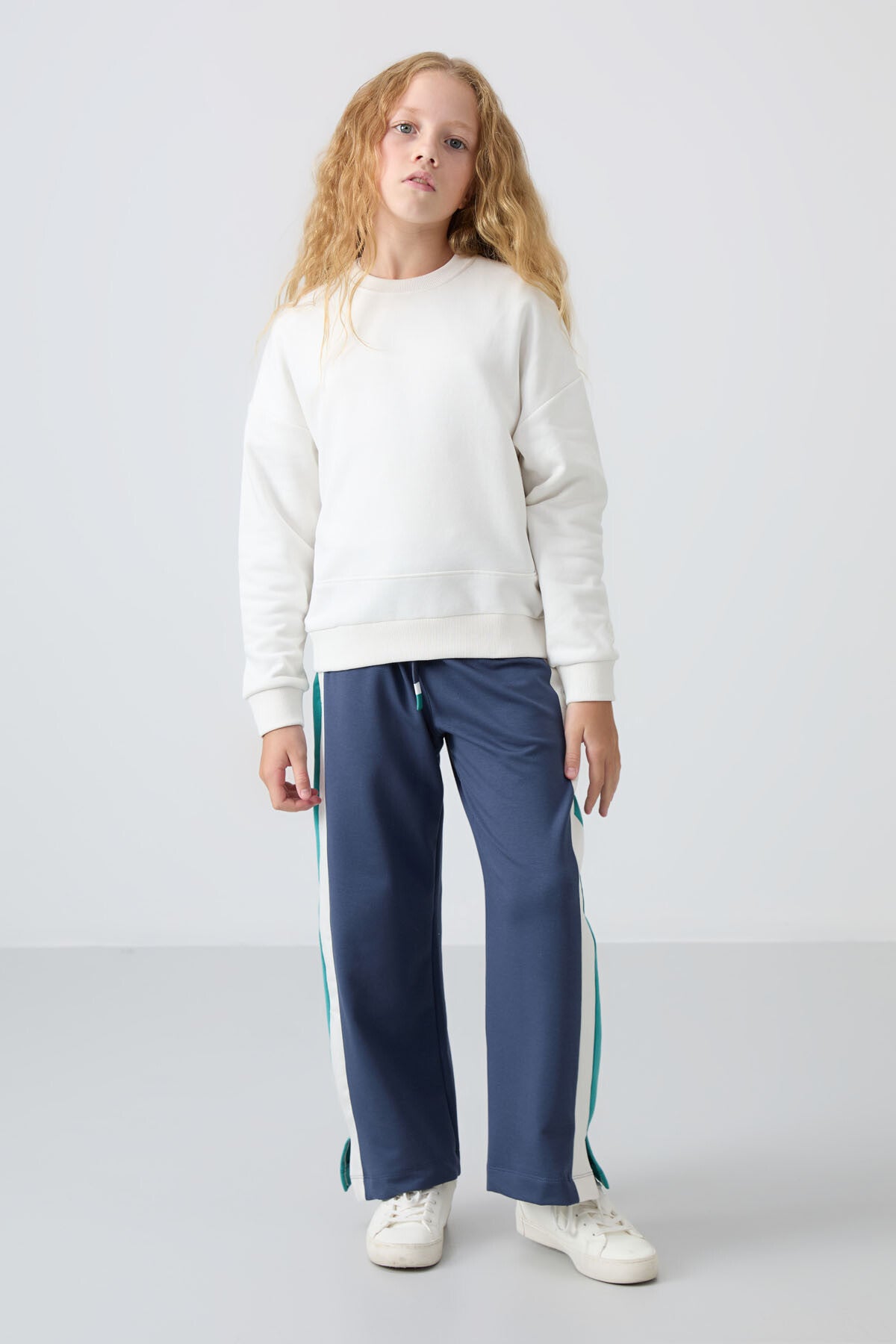 Ekru Pamuklu İçi Tüylü Yumuşak Dokulu Oversize Nakışlı Kız Çocuk Sweatshirt - 75150