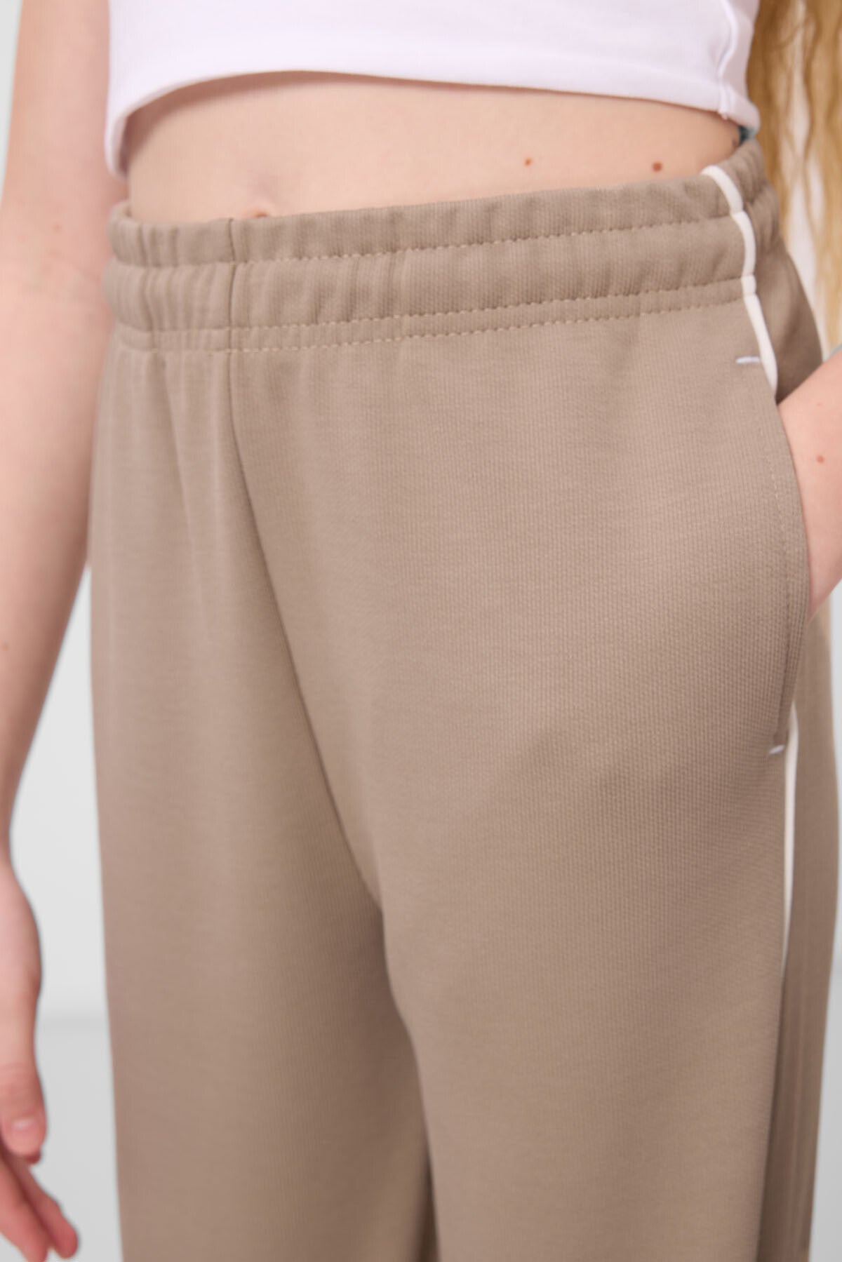 Ekru-Koyu Bej O Yaka Baskılı Lastik Paçalı Standart Fit Kız Çocuk Eşofman Takım - 75186