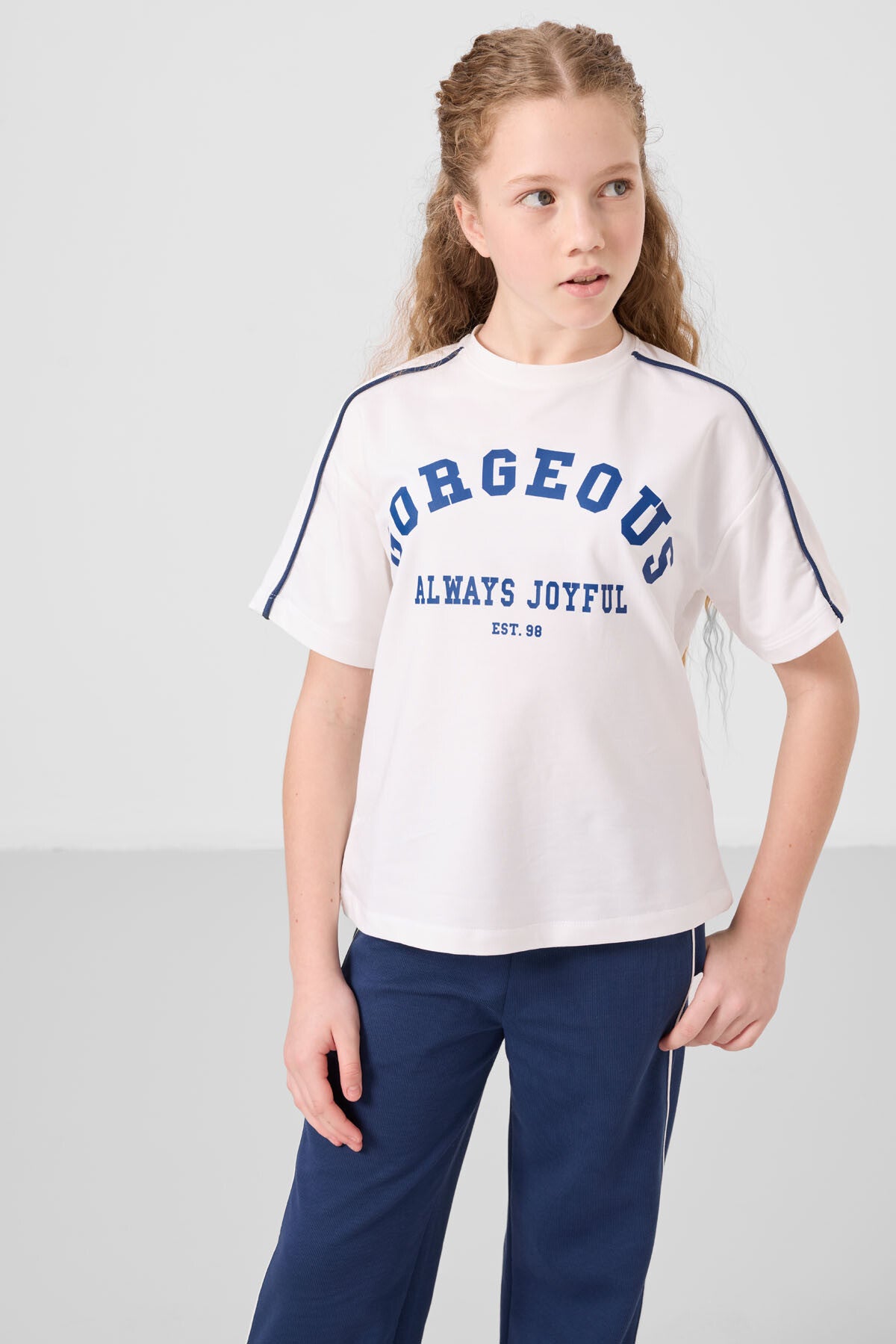 Ekru-Parlament O Yaka Baskılı Geniş Paça Çıt Çıt Detaylı Kız Çocuk Palazzo Eşofman Takım - 75172