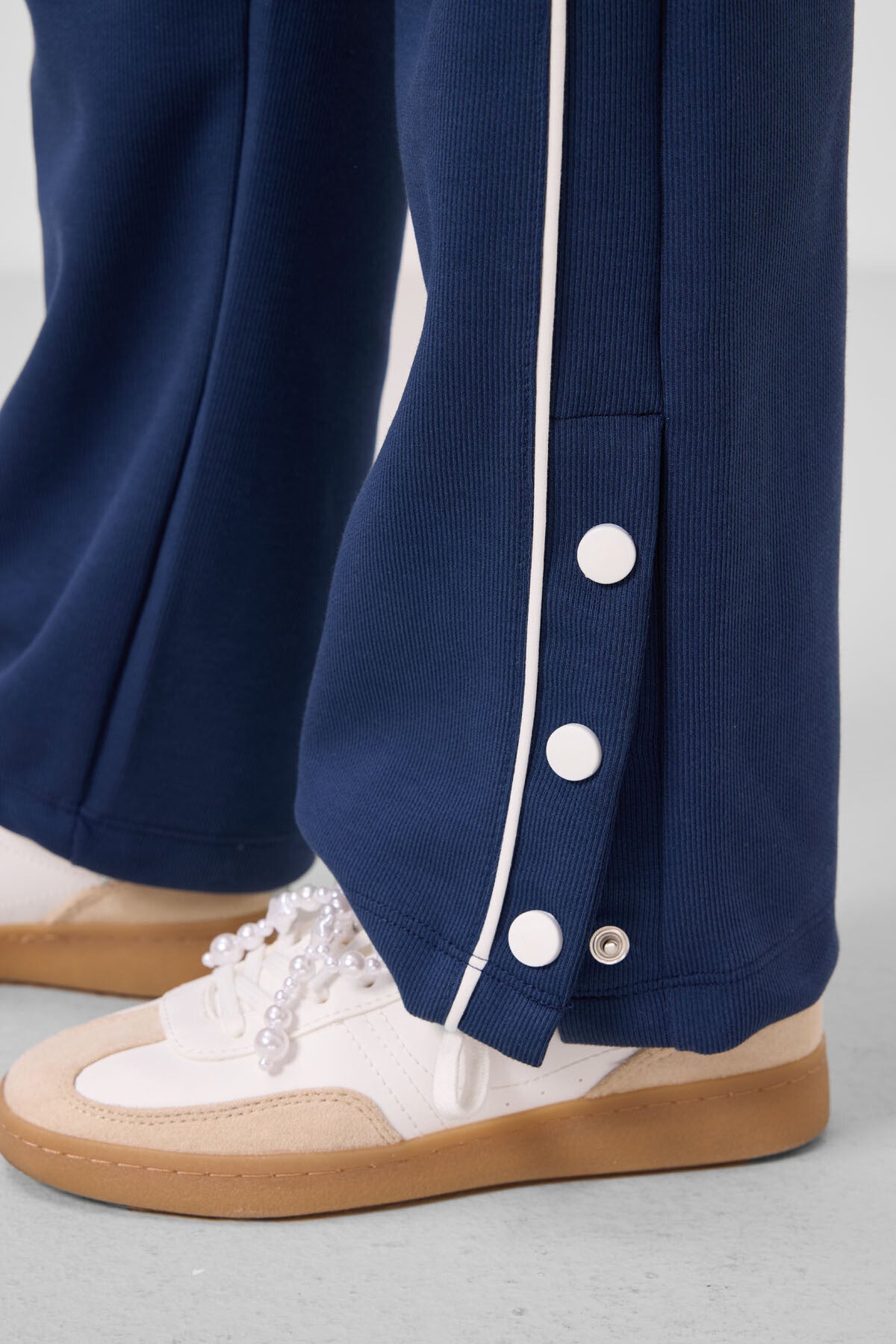 Ekru-Parlament O Yaka Baskılı Geniş Paça Çıt Çıt Detaylı Kız Çocuk Palazzo Eşofman Takım - 75172