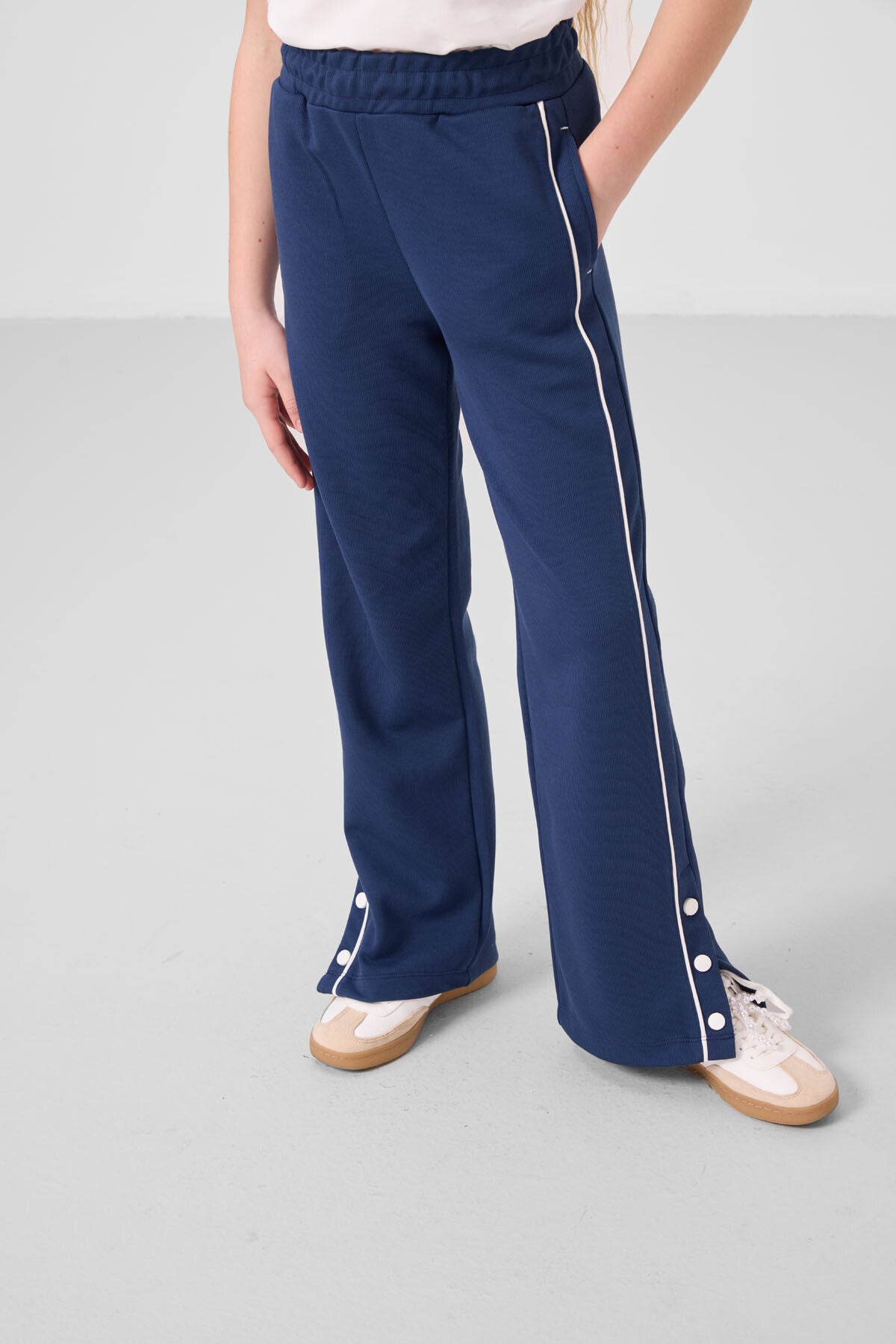 Ekru-Parlament O Yaka Baskılı Geniş Paça Çıt Çıt Detaylı Kız Çocuk Palazzo Eşofman Takım - 75172