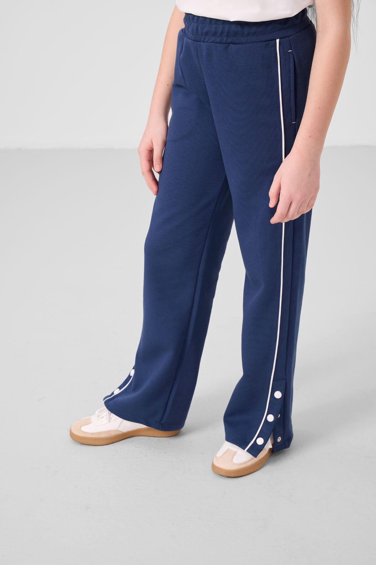 Ekru-Parlament O Yaka Baskılı Geniş Paça Çıt Çıt Detaylı Kız Çocuk Palazzo Eşofman Takım - 75172