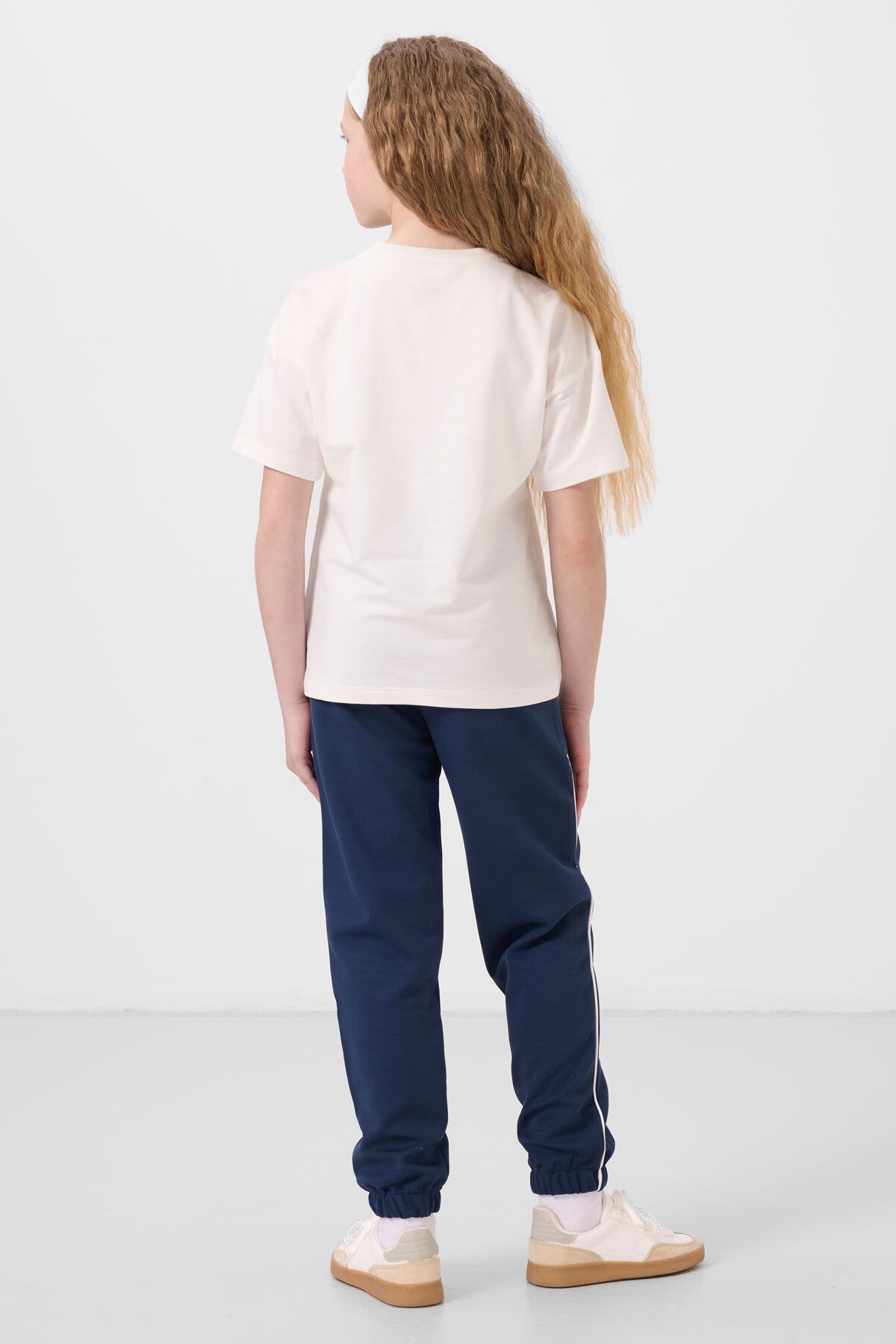 Ekru-Parlament O Yaka Baskılı Lastik Paçalı Standart Fit Kız Çocuk Eşofman Takım - 75186