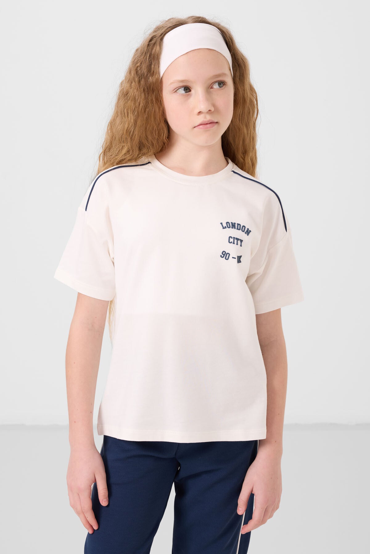 Ekru-Parlament O Yaka Baskılı Lastik Paçalı Standart Fit Kız Çocuk Eşofman Takım - 75186