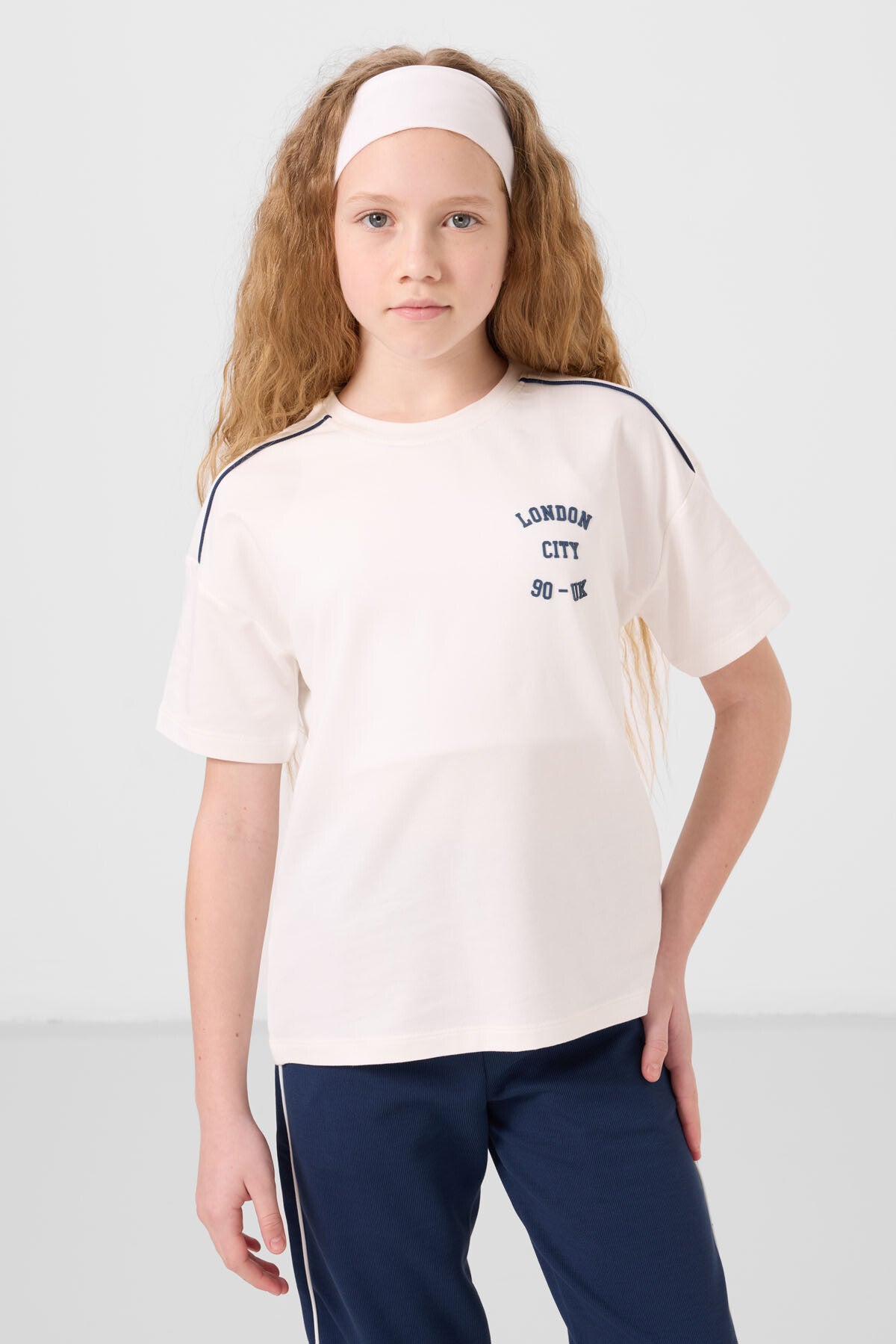 Ekru-Parlament O Yaka Baskılı Lastik Paçalı Standart Fit Kız Çocuk Eşofman Takım - 75186