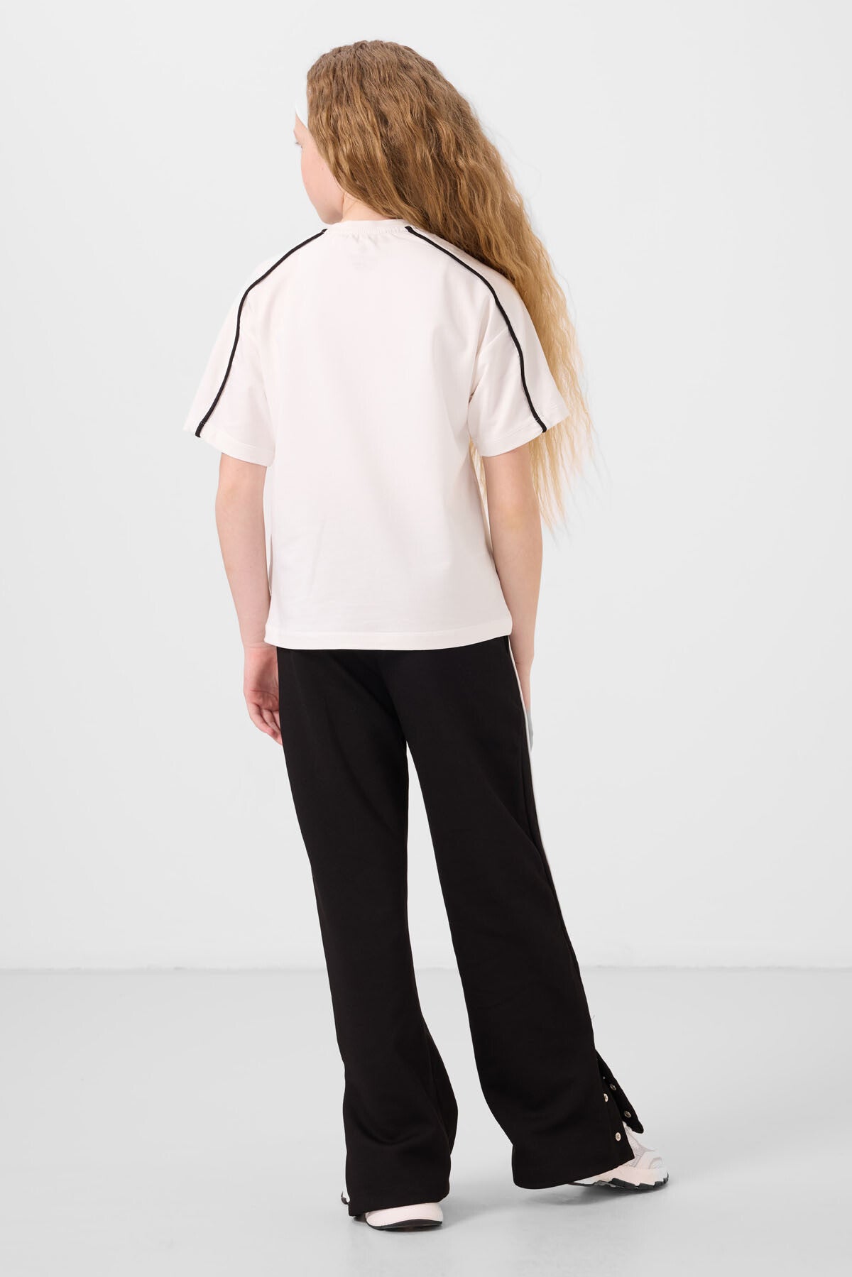 Ekru-Siyah O Yaka Baskılı Geniş Paça Çıt Çıt Detaylı Kız Çocuk Palazzo Eşofman Takım - 75172