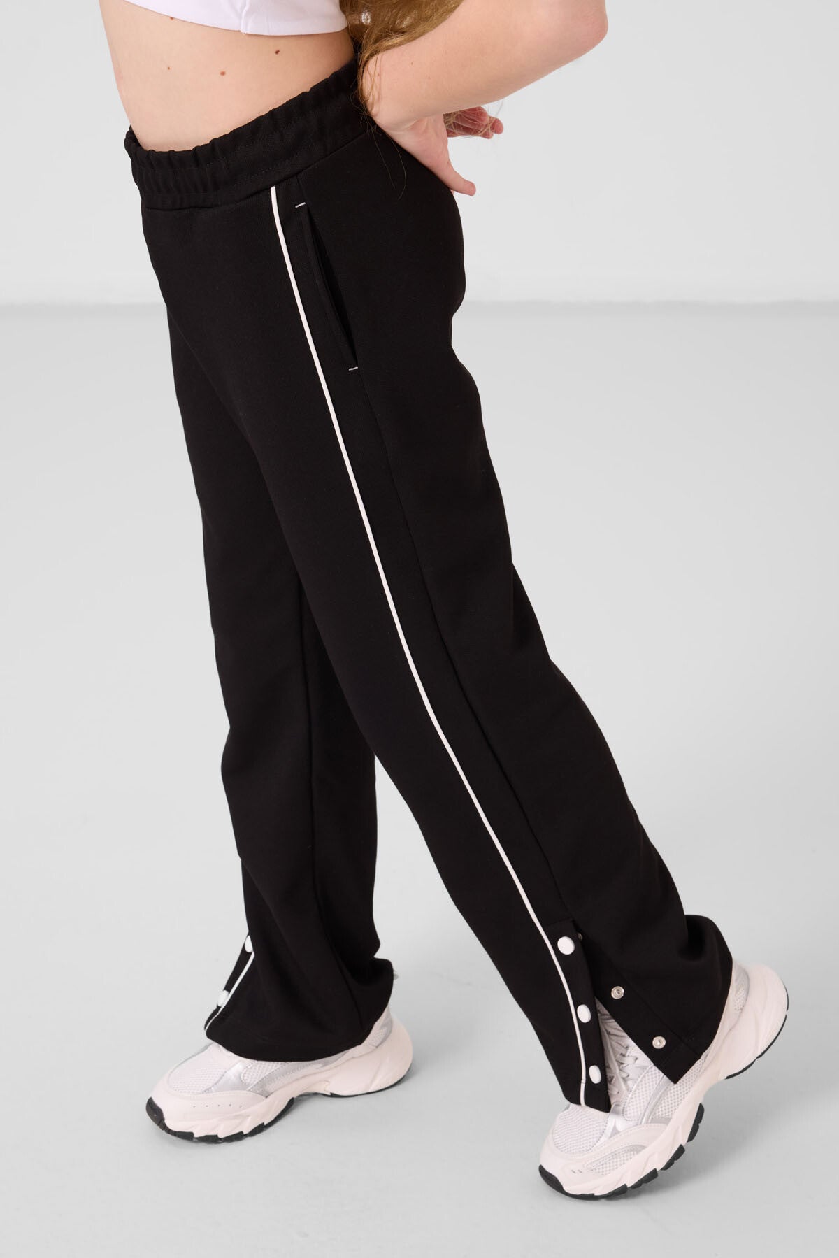 Ekru-Siyah O Yaka Baskılı Geniş Paça Çıt Çıt Detaylı Kız Çocuk Palazzo Eşofman Takım - 75172