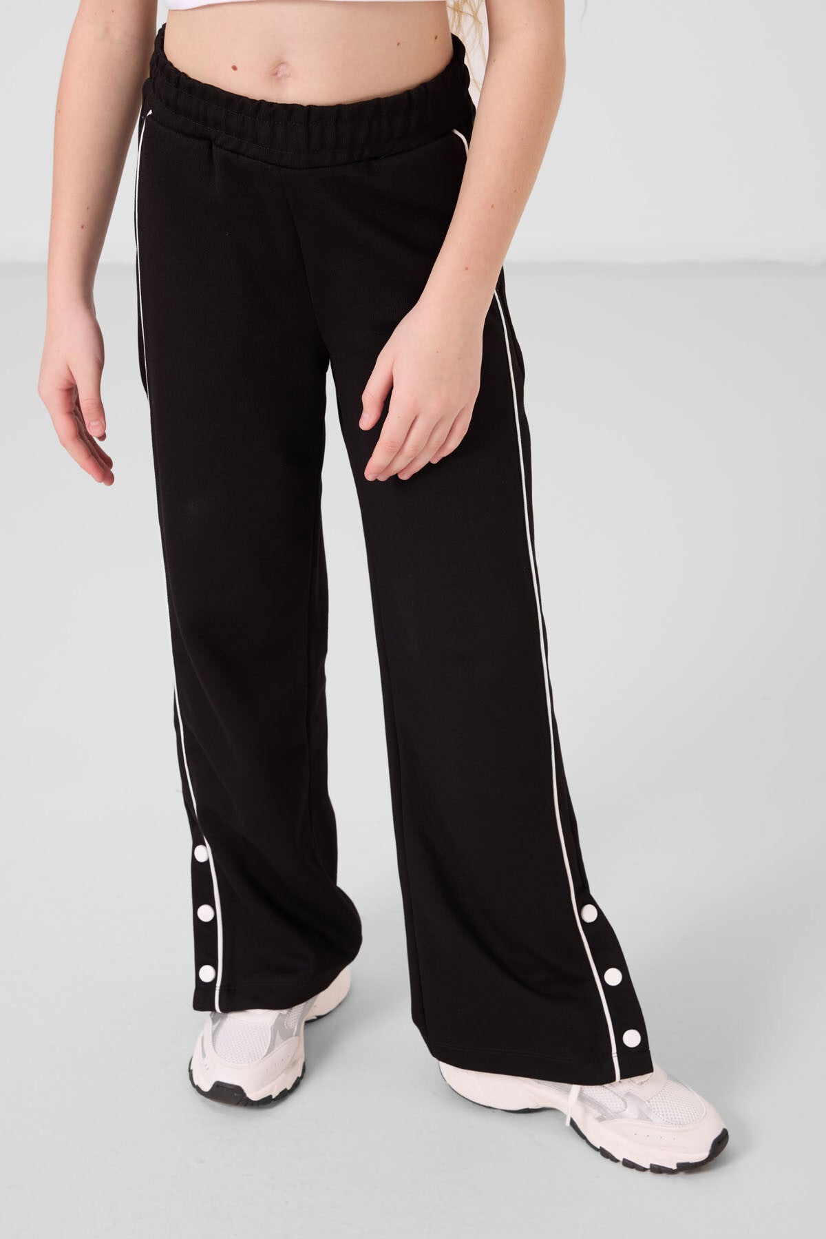 Ekru-Siyah O Yaka Baskılı Geniş Paça Çıt Çıt Detaylı Kız Çocuk Palazzo Eşofman Takım - 75172