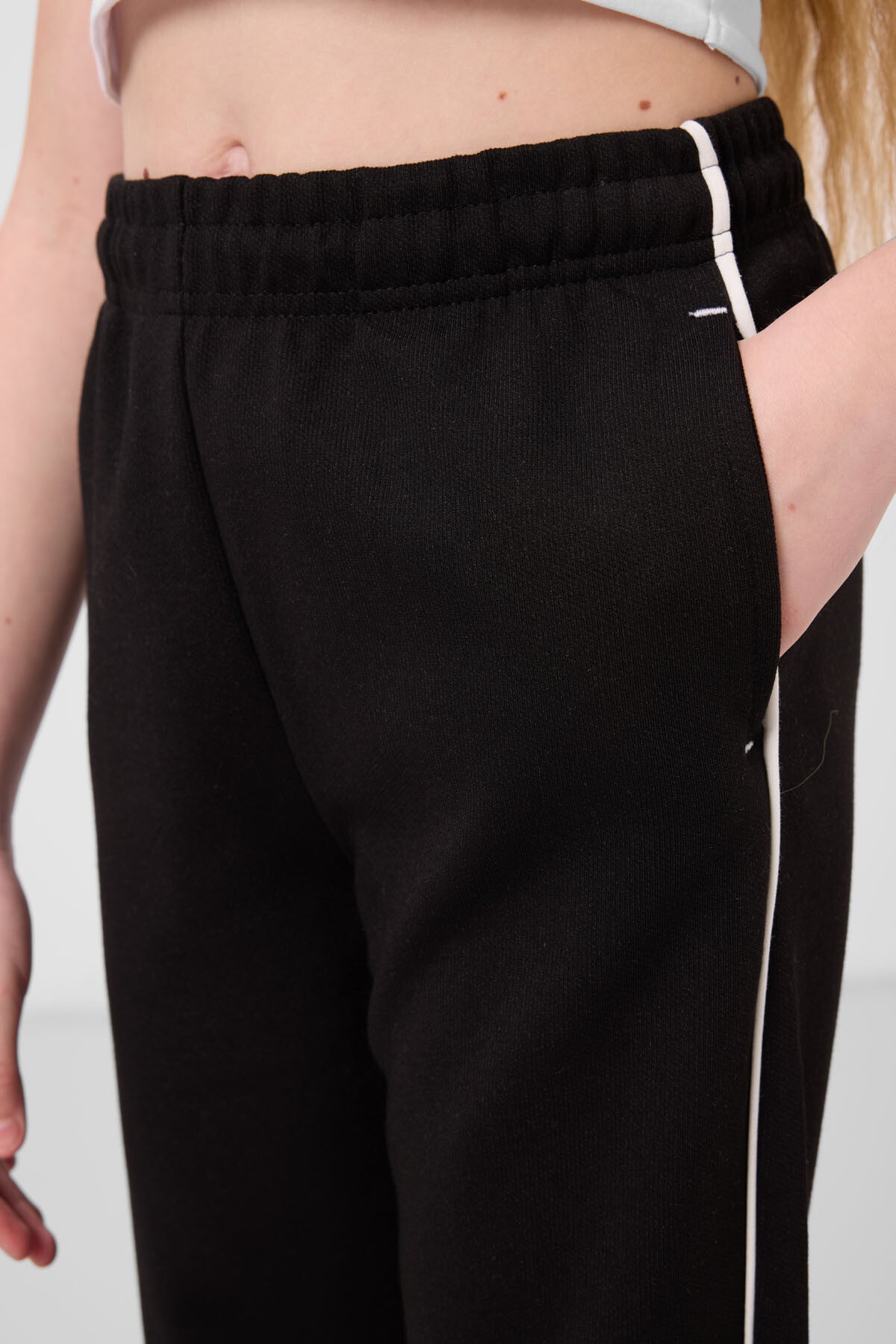 Ekru-Siyah O Yaka Baskılı Lastik Paçalı Standart Fit Kız Çocuk Eşofman Takım - 75186