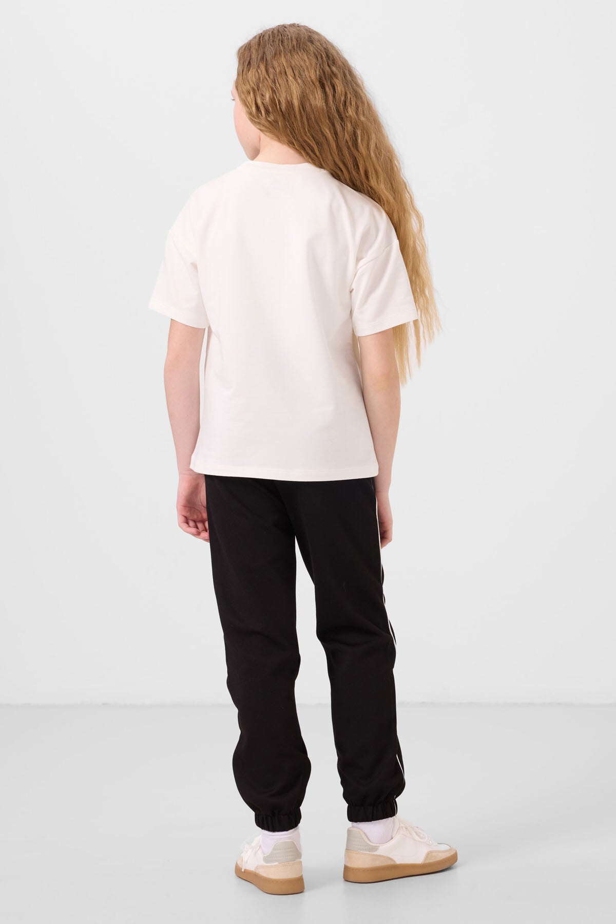 Ekru-Siyah O Yaka Baskılı Lastik Paçalı Standart Fit Kız Çocuk Eşofman Takım - 75186