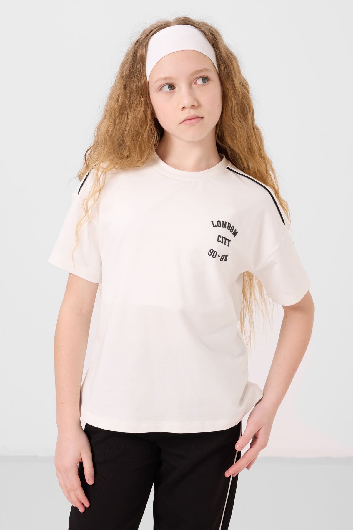 Ekru-Siyah O Yaka Baskılı Lastik Paçalı Standart Fit Kız Çocuk Eşofman Takım - 75186