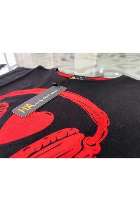 Erkek Çocuk Kulaklık Baskılı Siyah Tişört Zincirli Yazılı Kot Şort Şapka 2'li Takım Kırmızı 8 Yaş