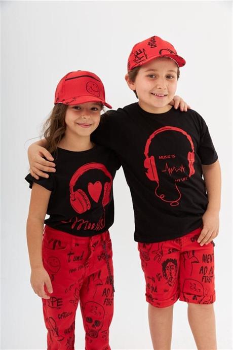 Erkek Çocuk Kulaklık Baskılı Siyah Tişört Zincirli Yazılı Kot Şort Şapka 2'li Takım Kırmızı 4 Yaş
