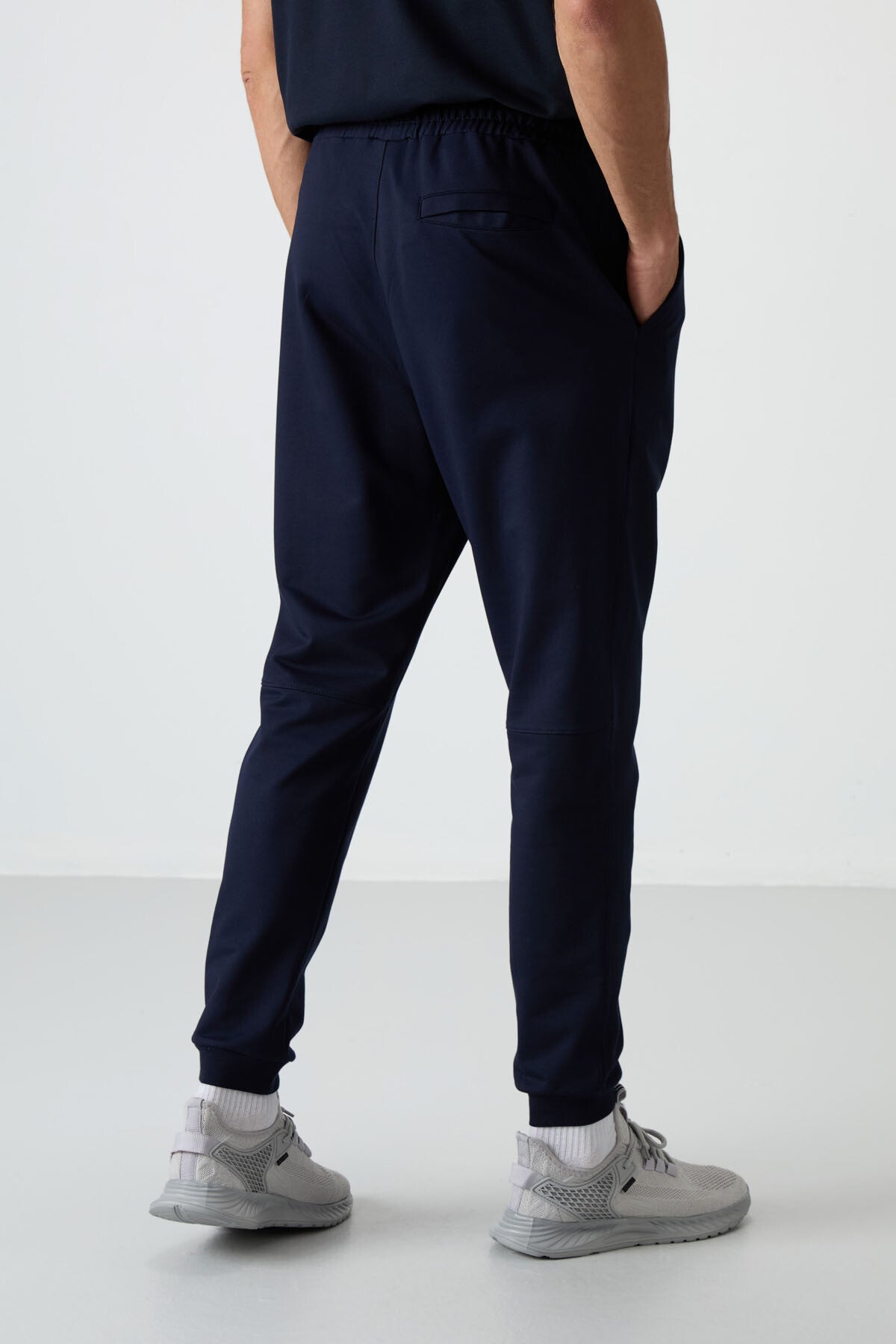 İndigo Pamuklu Yumuşak Dokulu Comfort Fit Nakışlı Erkek Jogger - 82123